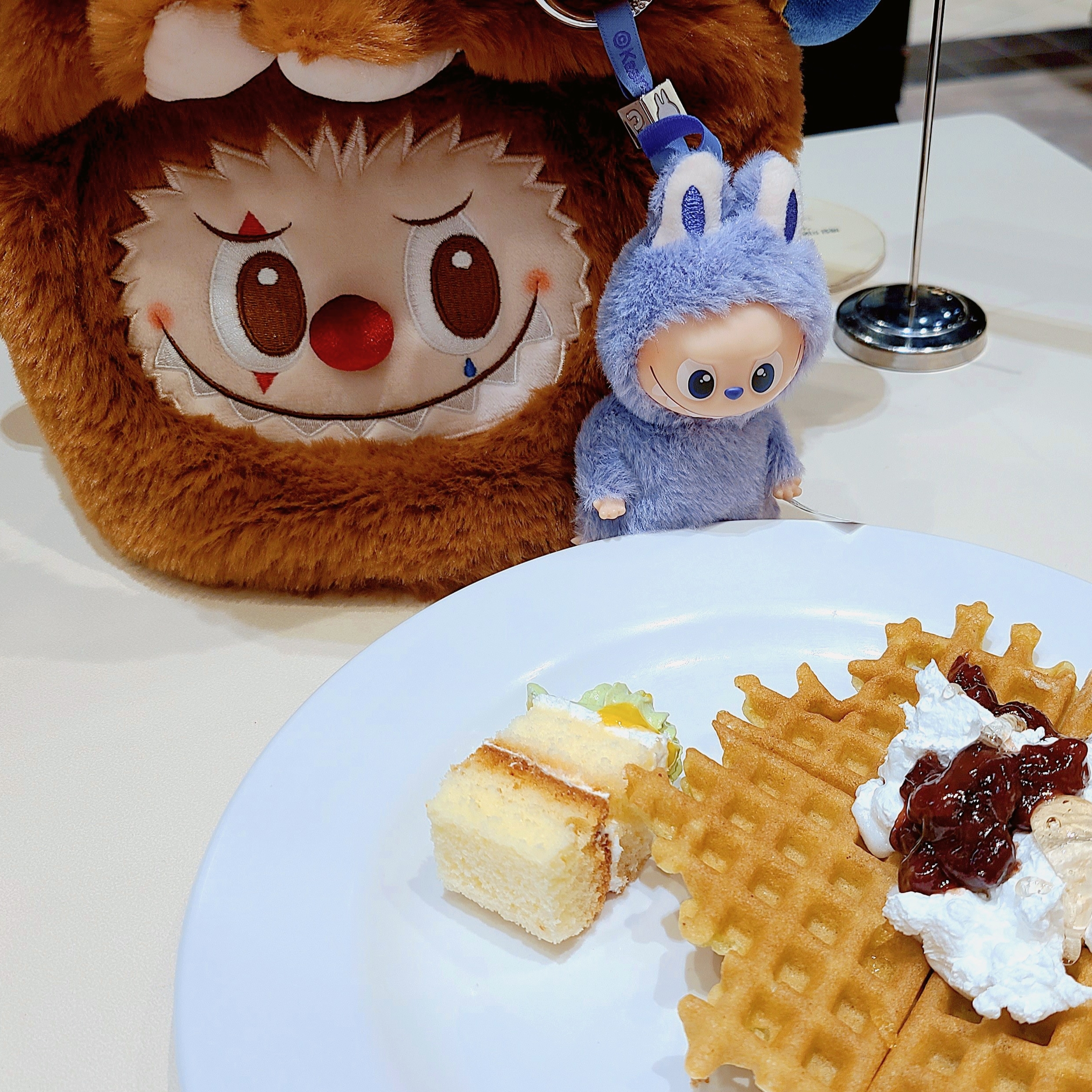 Pop Mart Labubu Why So Serious Series Labubu Candy Pouch, Homme Plisse Issey Miyake MC May T-Shirt Black 착용 스타일 - 2