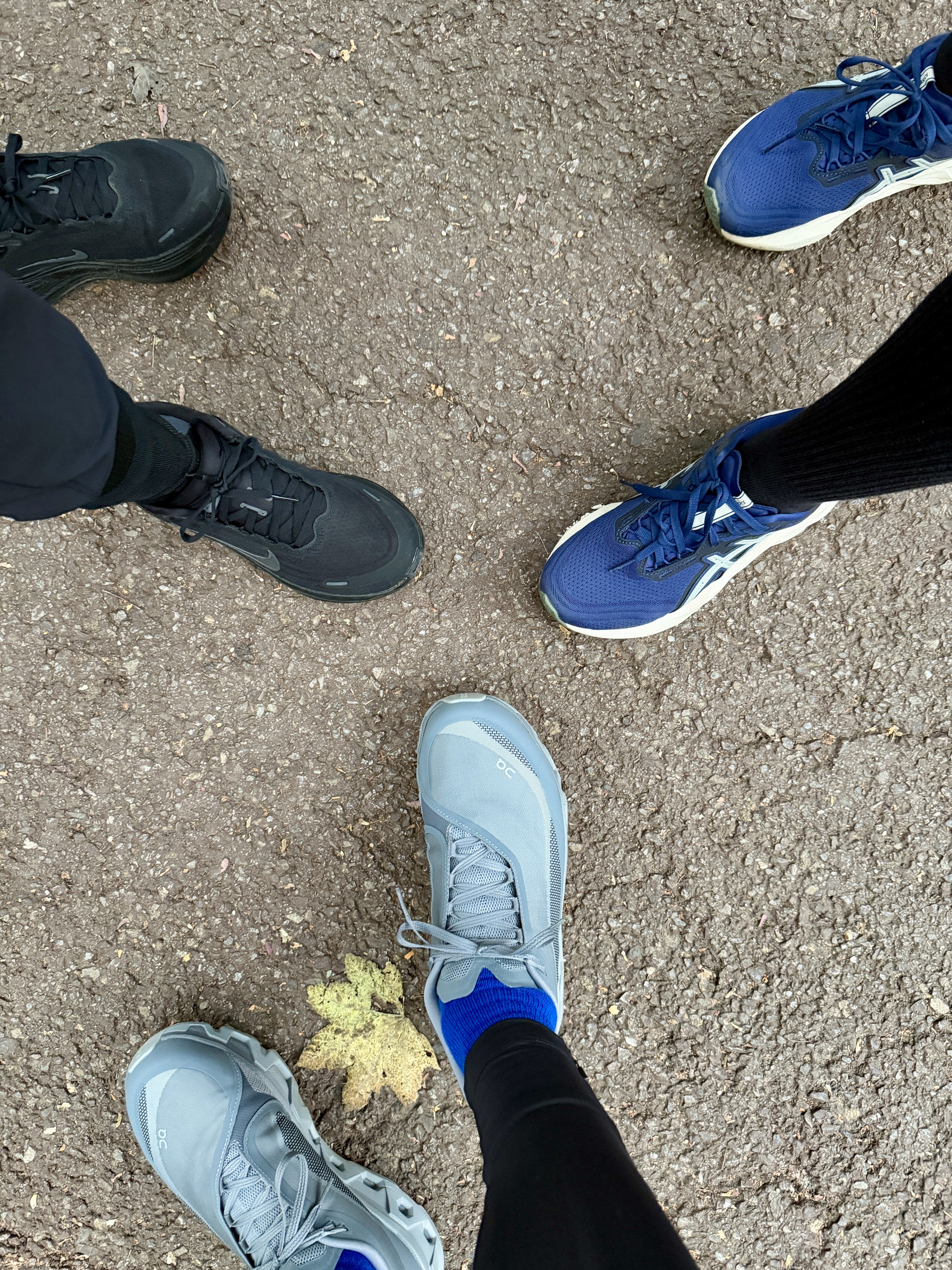On Running x Post Archive Faction (Paf) Cloudmonster Hyper Phantom Apollo, Asics Novablast 5 Indigo Blue Seal Grey 착용 스타일