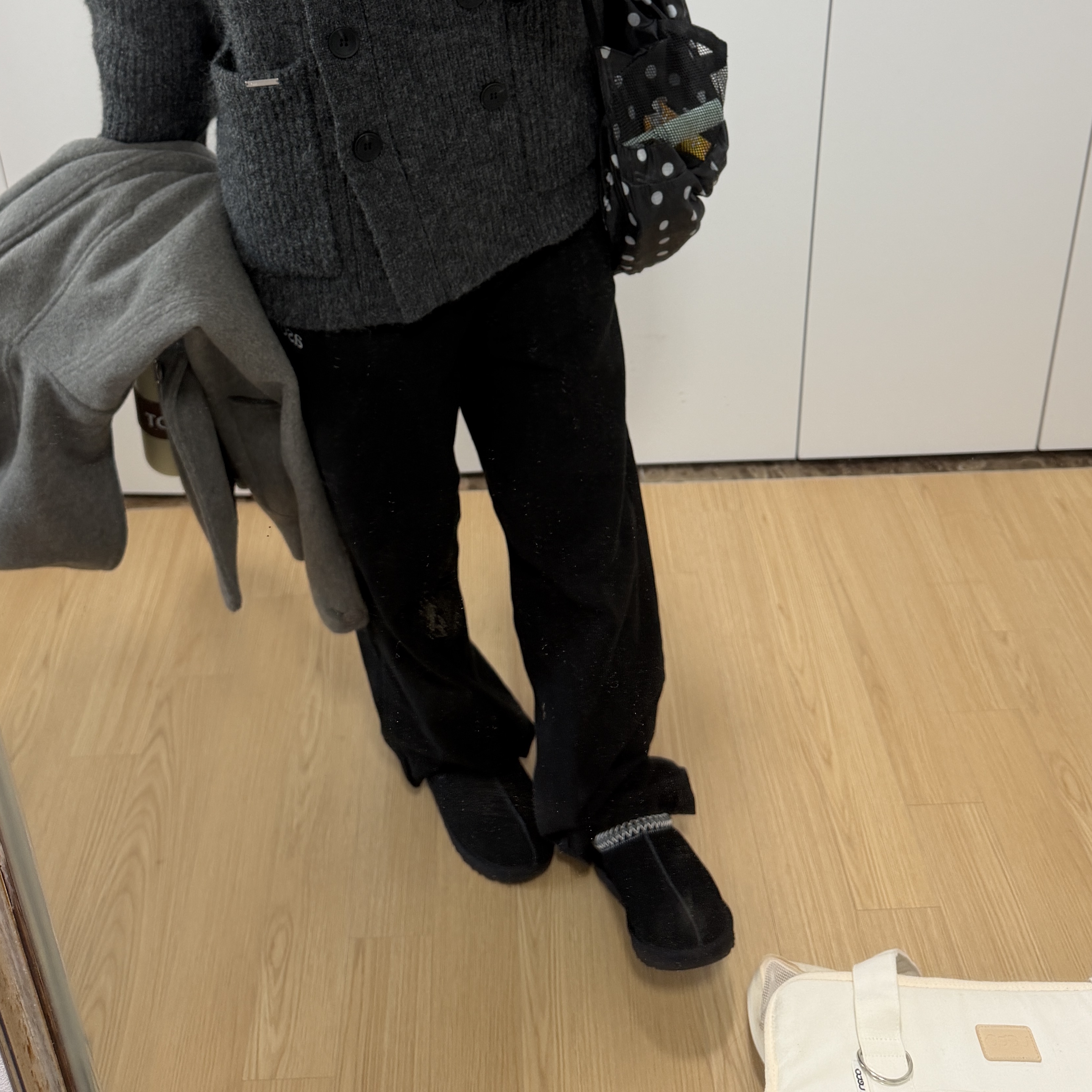 UGG Tasman II Slipper Black 착용 스타일