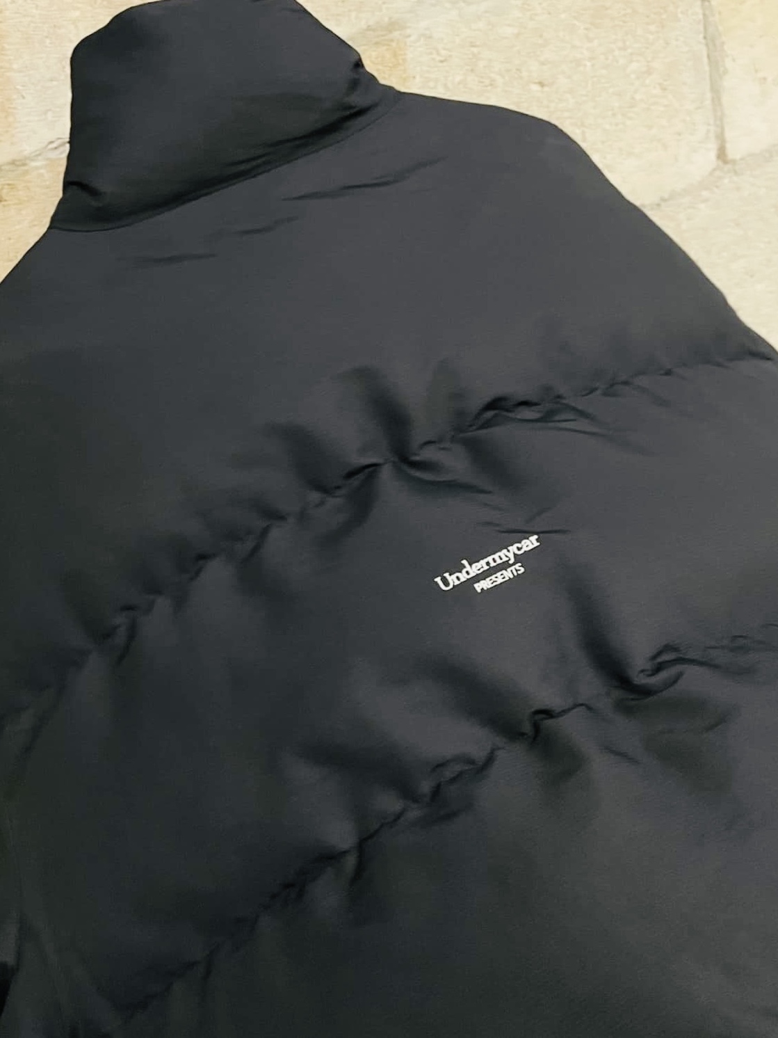 Undermycar Mu.15 Anti Fxxking Logo Play Triple Logo Crop Padding Jacket Black 착용 스타일 - 2