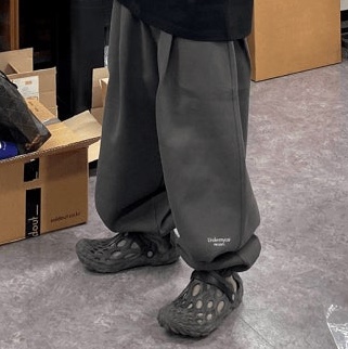 Undermycar Mu.03 Anti Fxxking Logo Play Oversized Sweat Jogger Olive 착용 스타일