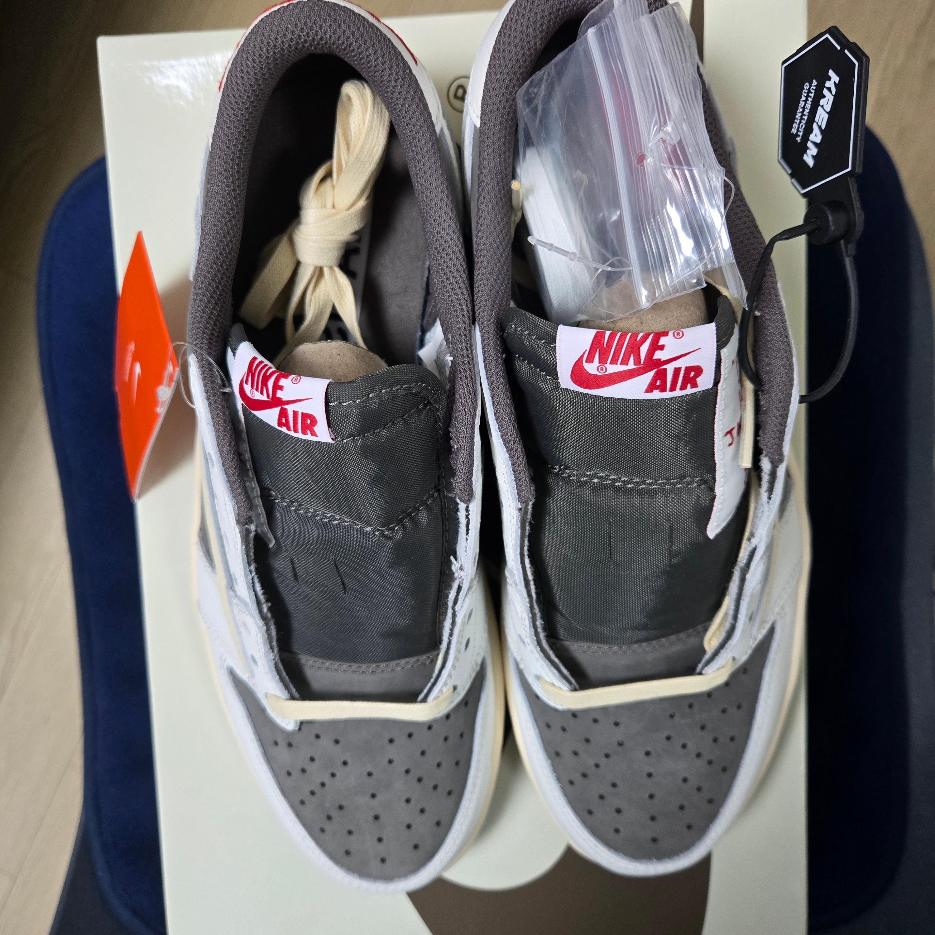 Jordan 1 x Travis Scott Retro Low OG SP Sail and Ridgerock 착용 스타일 - 3