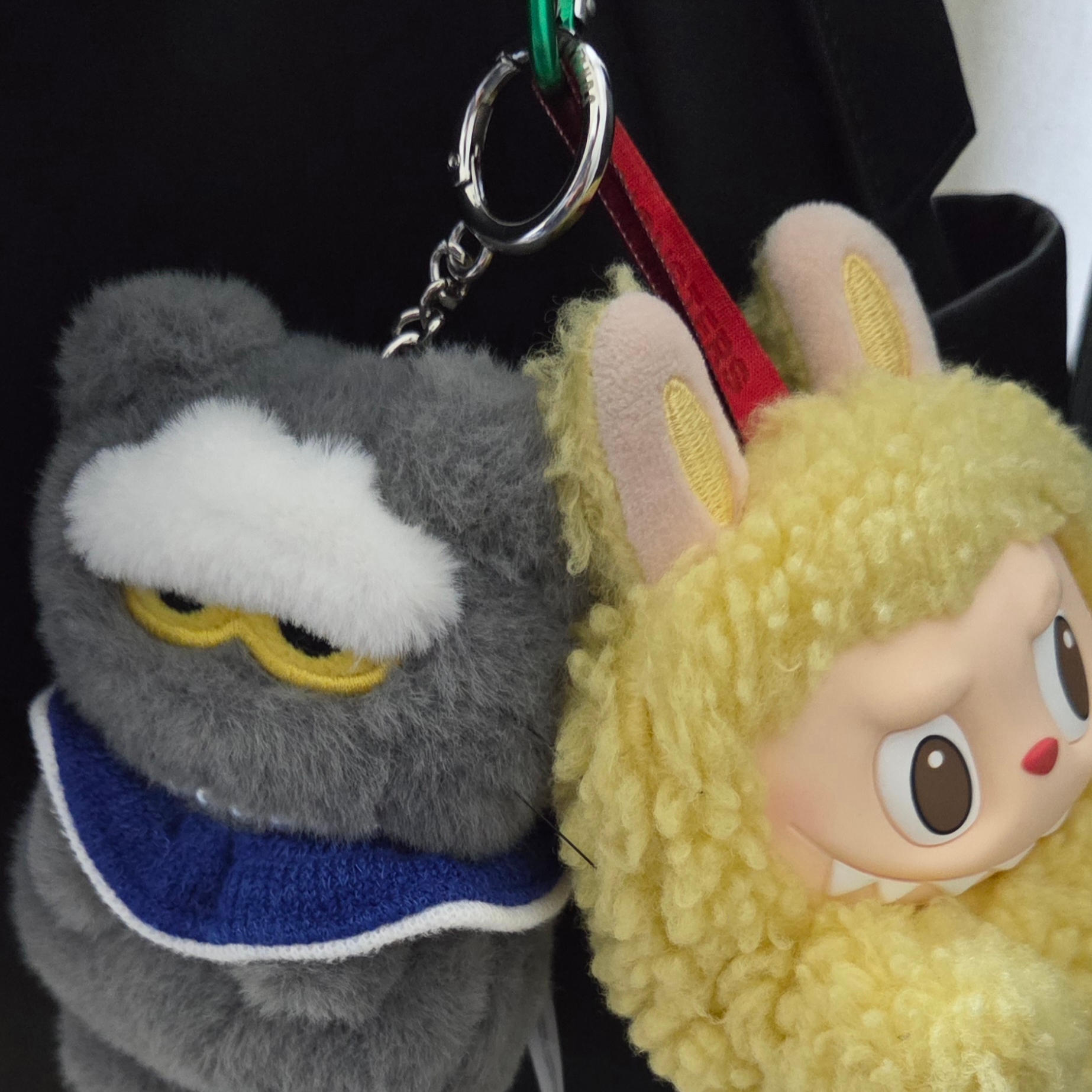 Zo&Friends Zoa Plush Keyring Grey, Pop Mart Labubu The Monsters Wacky Mart Series Earphone Case 착용 스타일