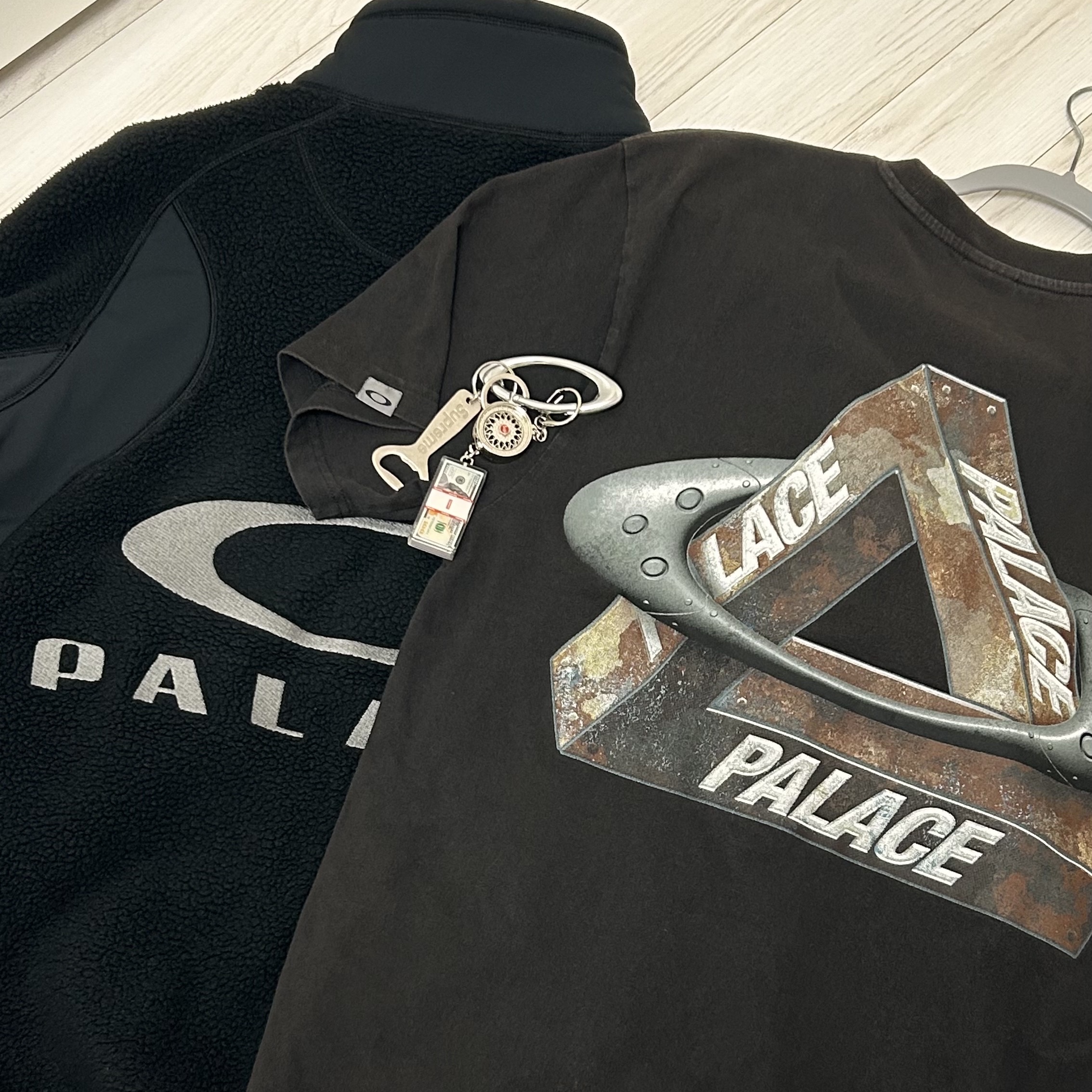 Palace x Oakley Fleece Black - 24FW, Palace x Oakley T-Shirt Black - 24FW 착용 스타일