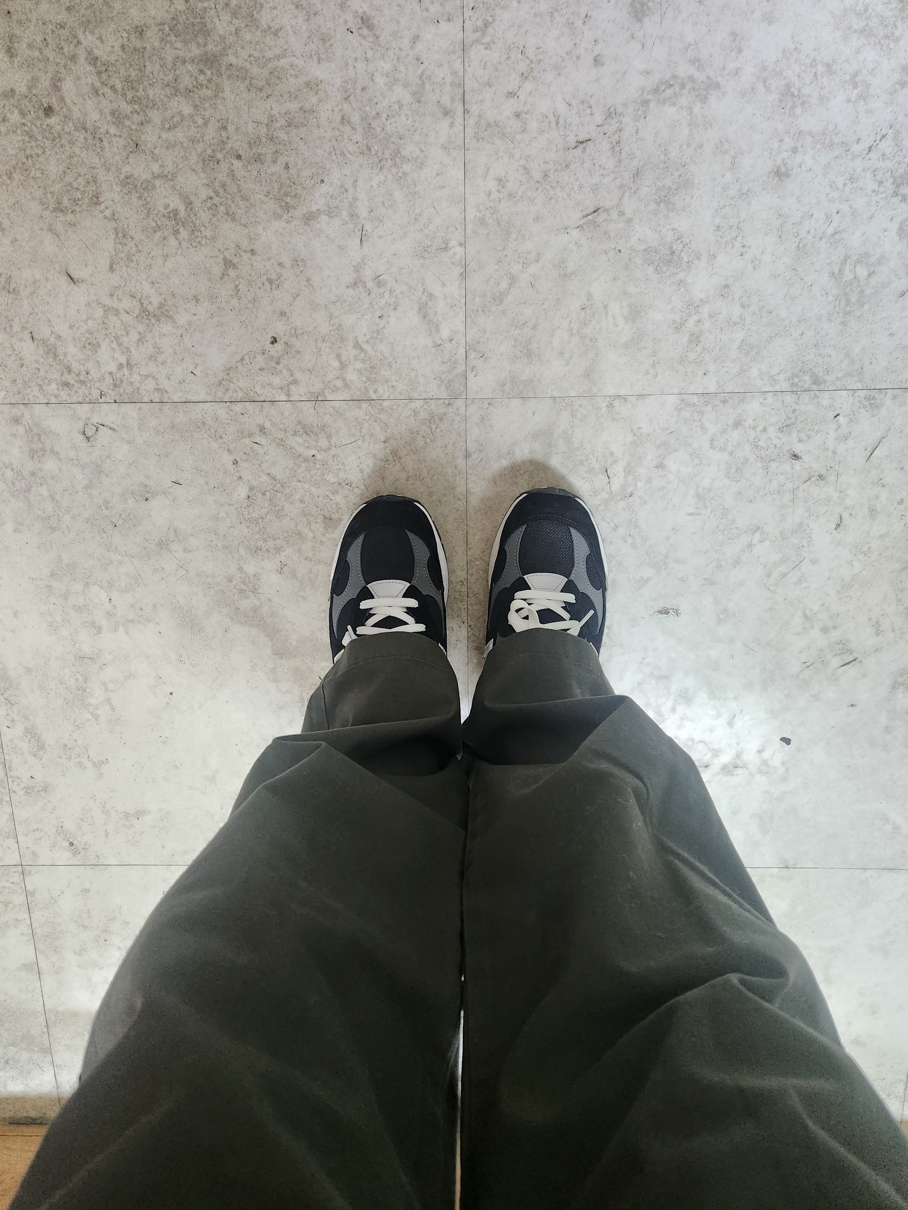 New Balance 992 Made in USA Core Black Grey 착용 스타일