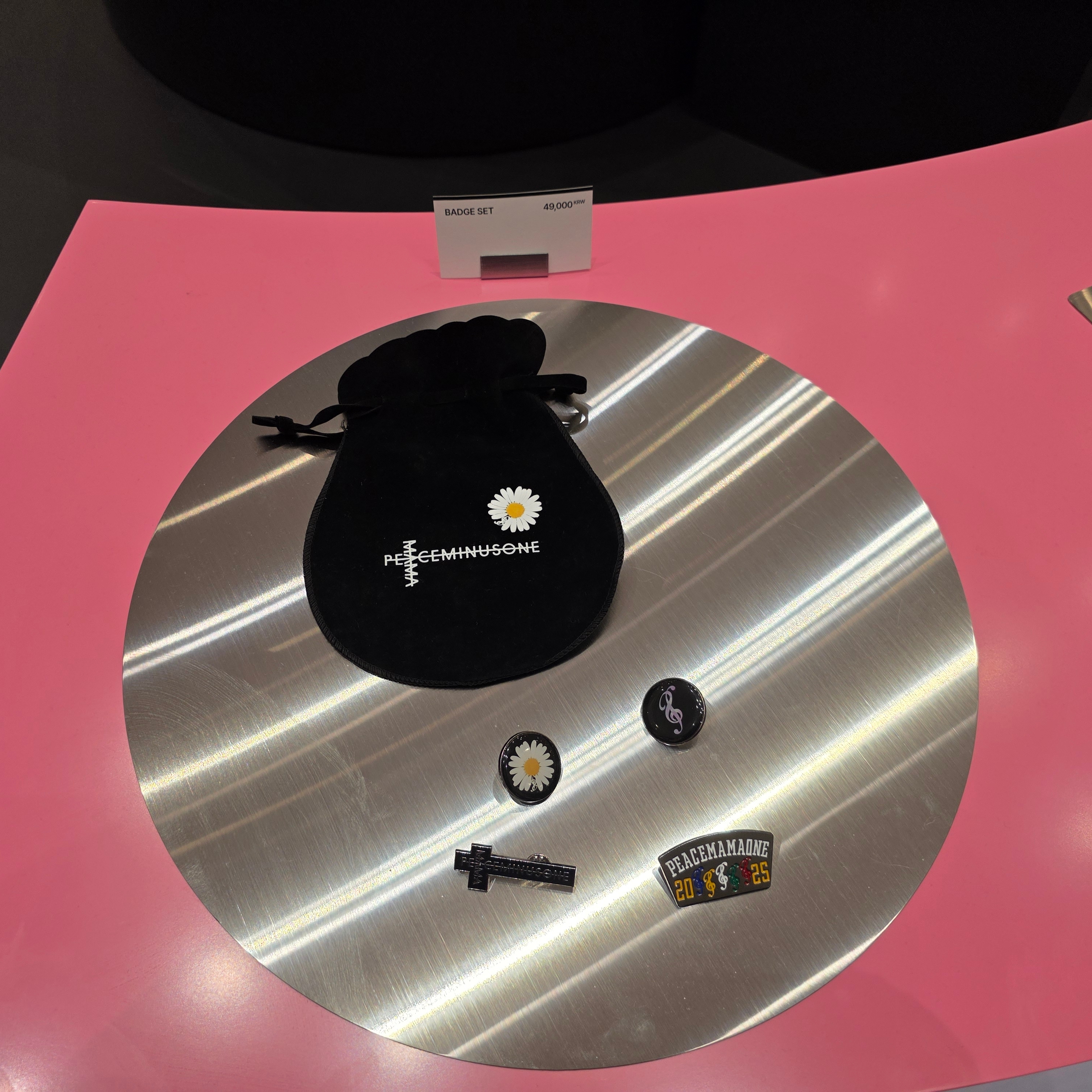 Peaceminusone x 2025 MAMA Awards Peacemamaone Figure Sky Blue, Peaceminusone x 2025 MAMA Awards Peacemamaone Figure Light Pink 착용 스타일 - 3