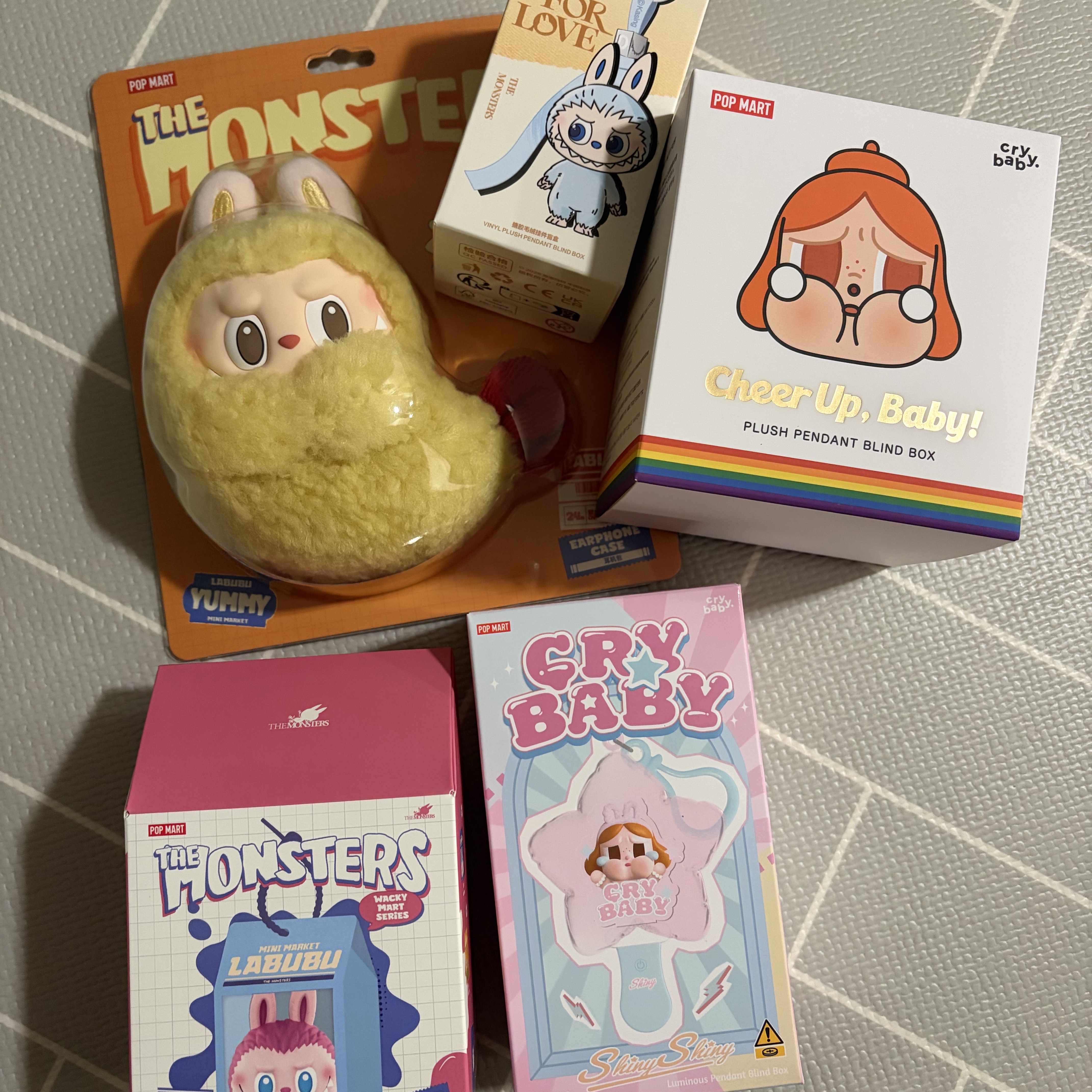 Pop Mart Labubu The Monsters Wacky Mart Series Earphone Case, Pop Mart Crybaby Shiny Shiny Series Luminous Pendant Shiny Cowboy (Opened Case) 착용 스타일