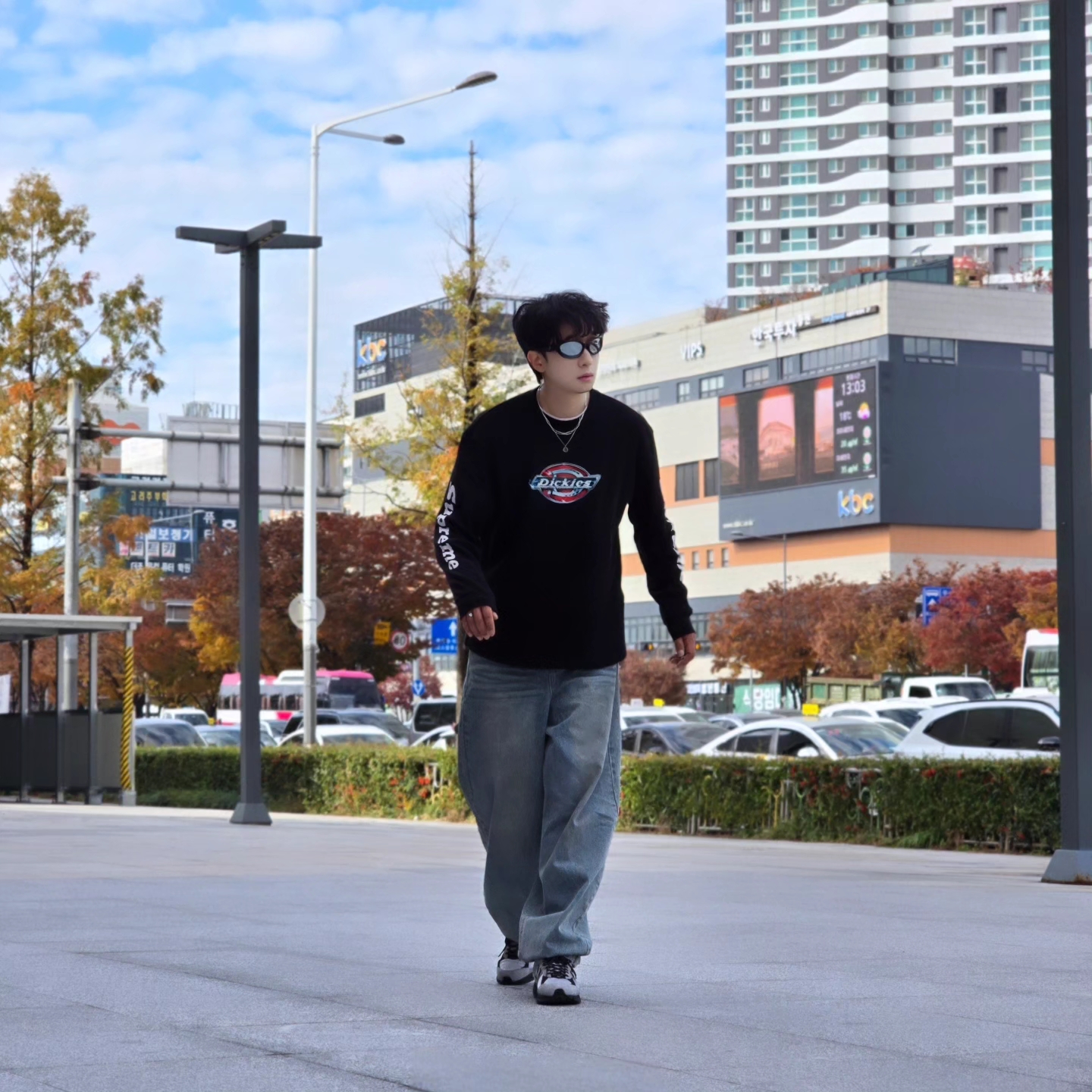 Supreme x Dickies Thermal Black - 25FW, New Balance 2002R Grey Black 착용 스타일 - 2