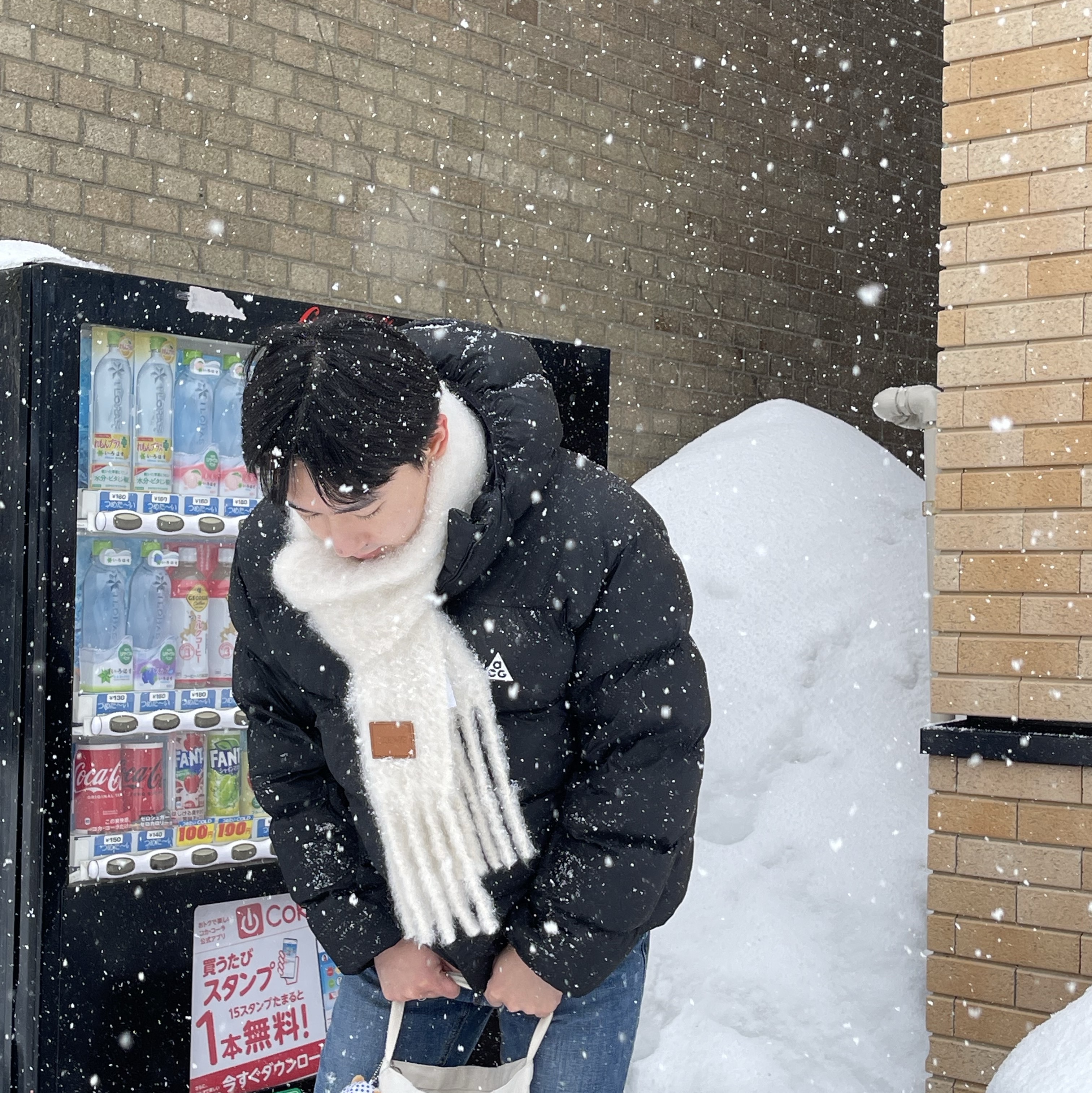 Loewe Mohair Wool Muffler White, Nike ACG Therma-Fit ADV Lunar Lake Puffer Jacket Black - Asia 착용 스타일