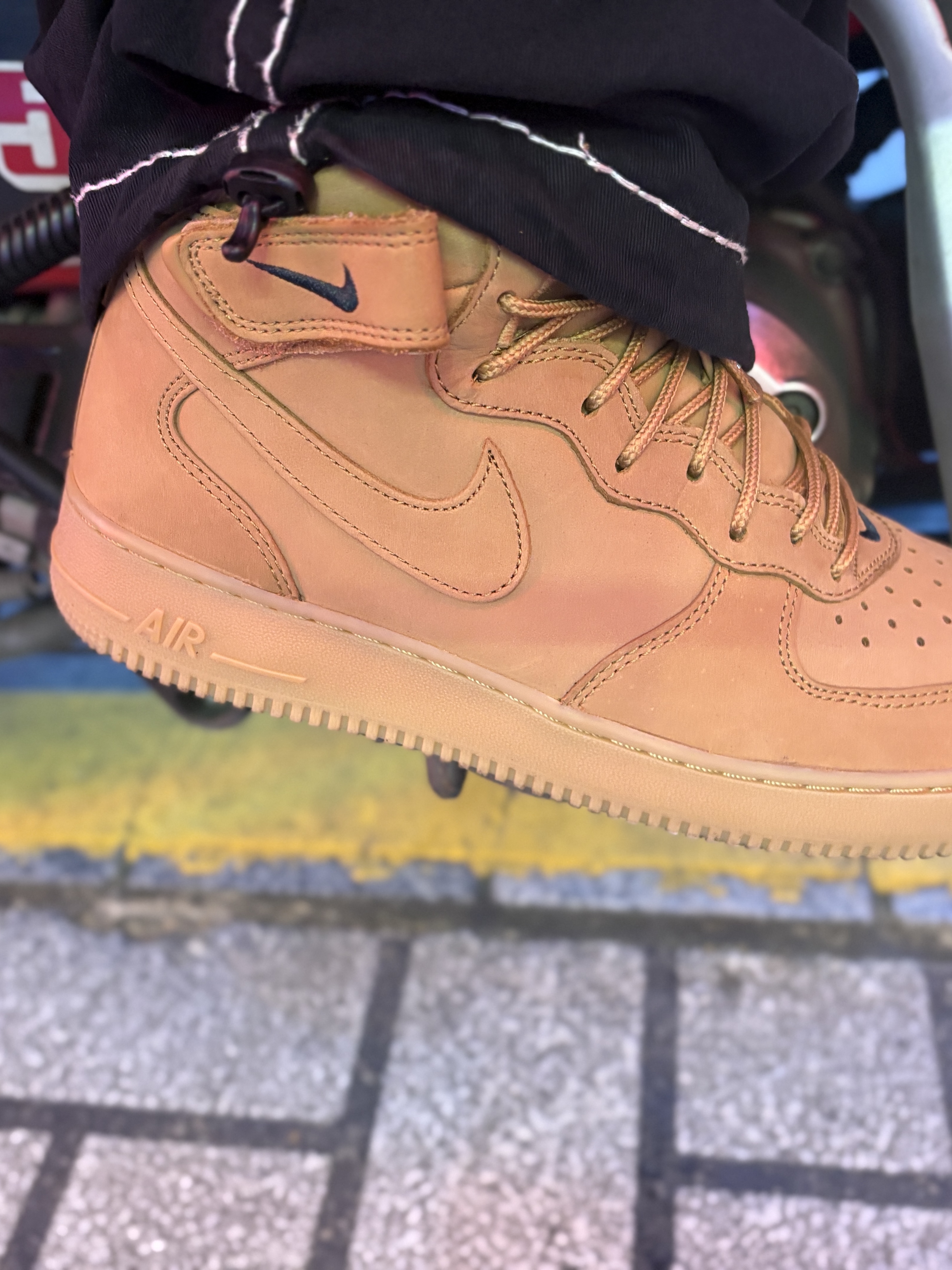Supreme Faux Fur Reversible Hooded Track Jacket Black - 25SS, Nike Air Force 1 Mid Flax and Outdoor Green 착용 스타일 - 4