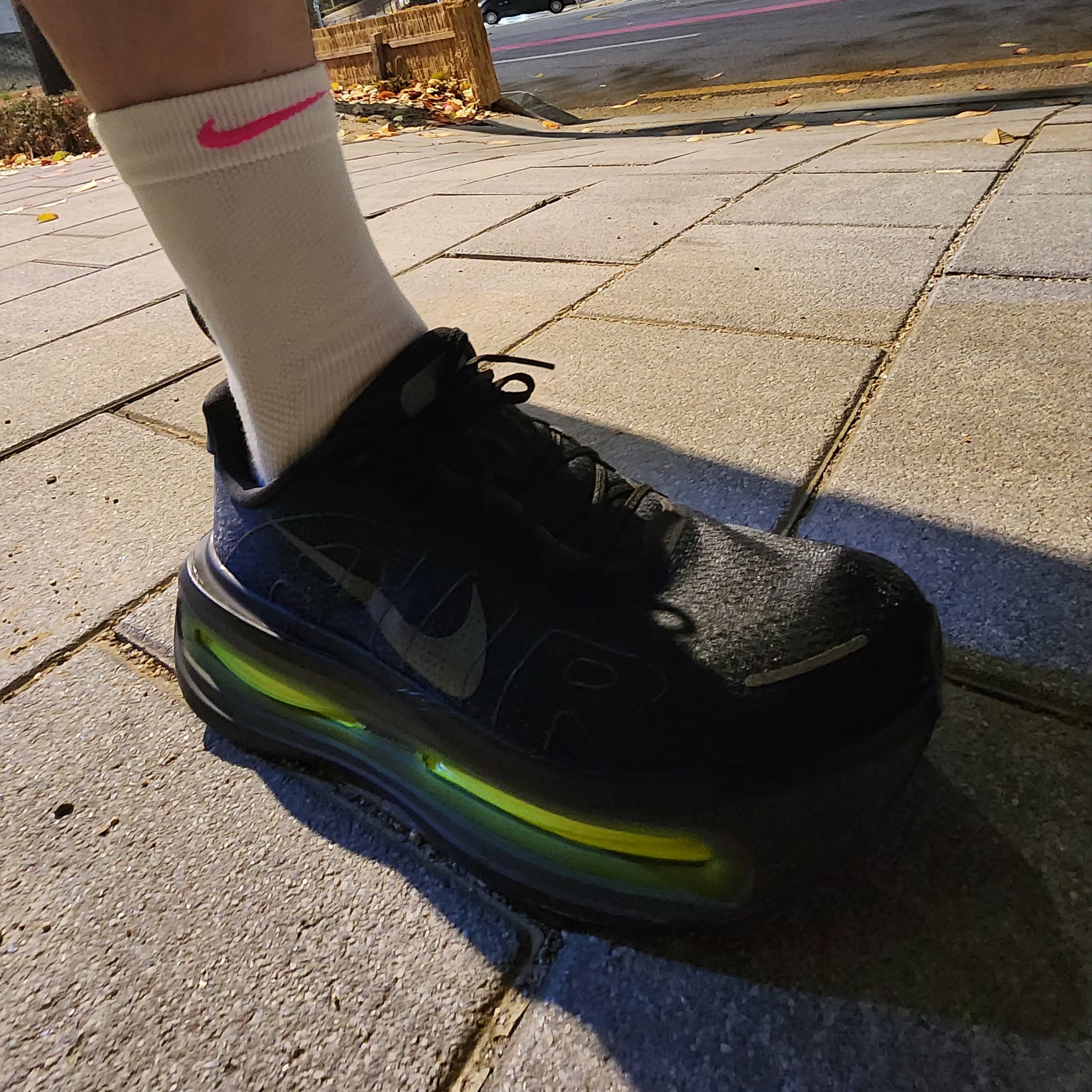 Nike Vomero Premium Black Iron Grey 착용 스타일