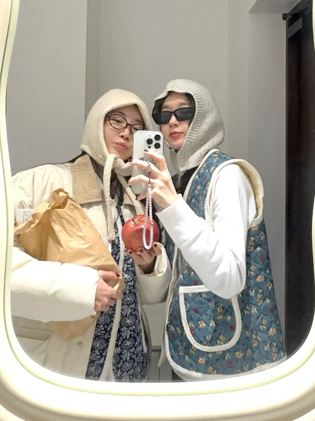 Spao x Manggom Grandma's Kimchi Vest Blue 착용 스타일 - 5