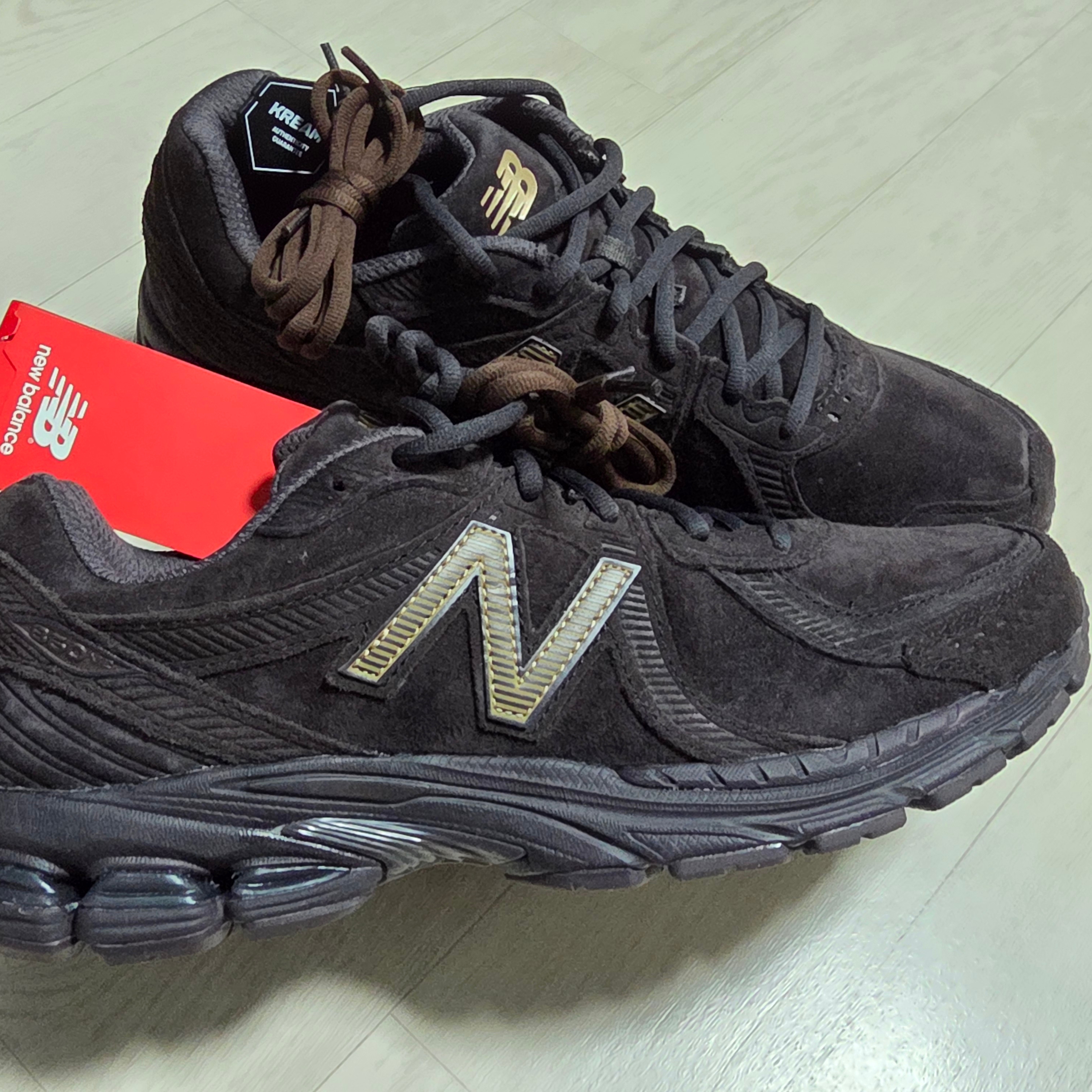 New Balance x Kith 860v2 Espresso 착용 스타일 - 3