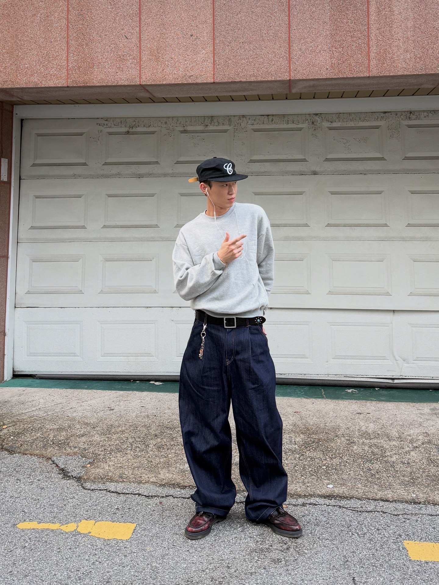 Dr. Martens Adrian Arcadia Leather Loafers Cherry Red 착용 스타일 - 1