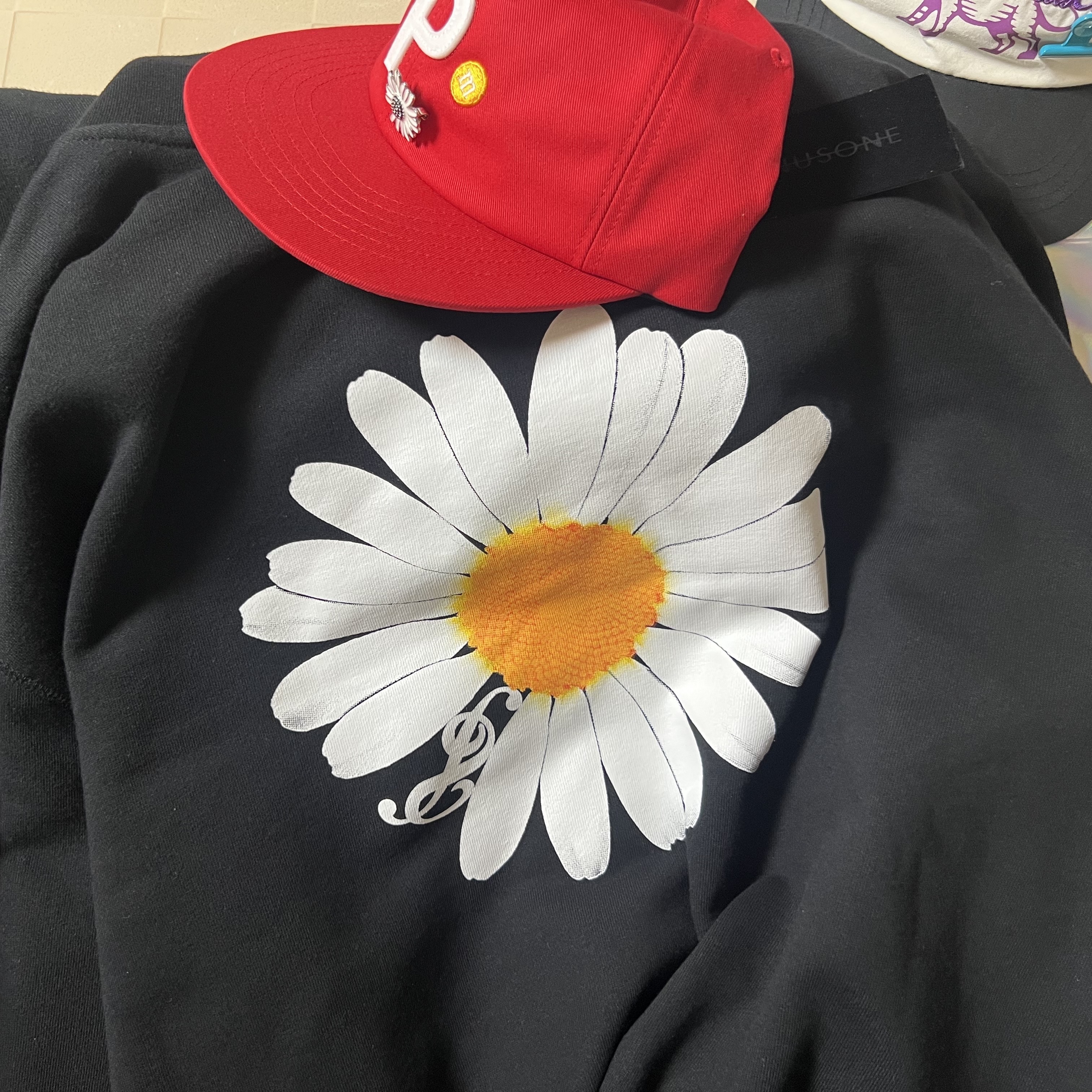 Peaceminusone x 2025 MAMA Awards Peacemamaone Zip Up Hoodie Black, Peaceminusone x 2025 MAMA Awards Peacemamaone T-Shirt Black 착용 스타일 - 1
