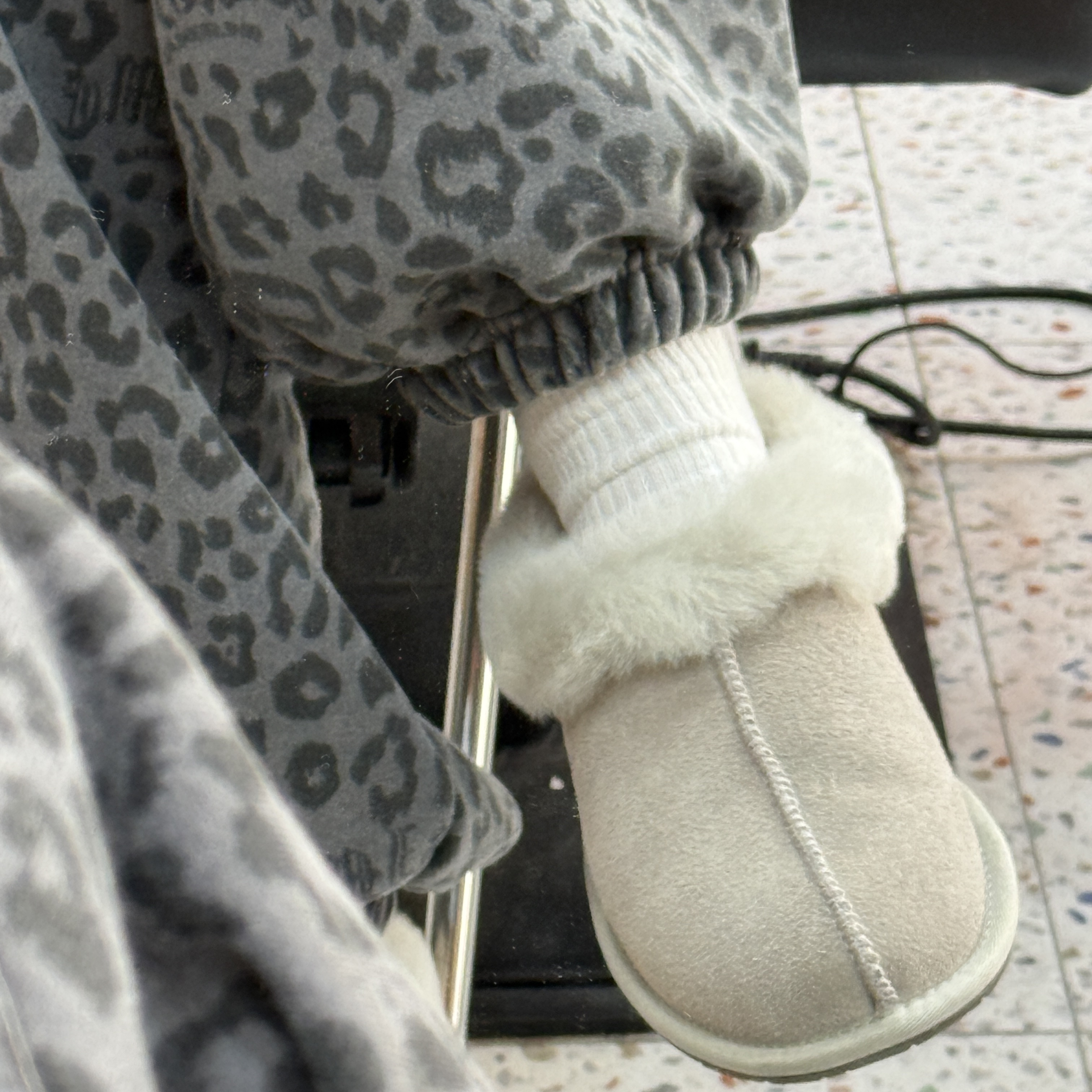 (W) UGG Moraene Slipper Grey 착용 스타일