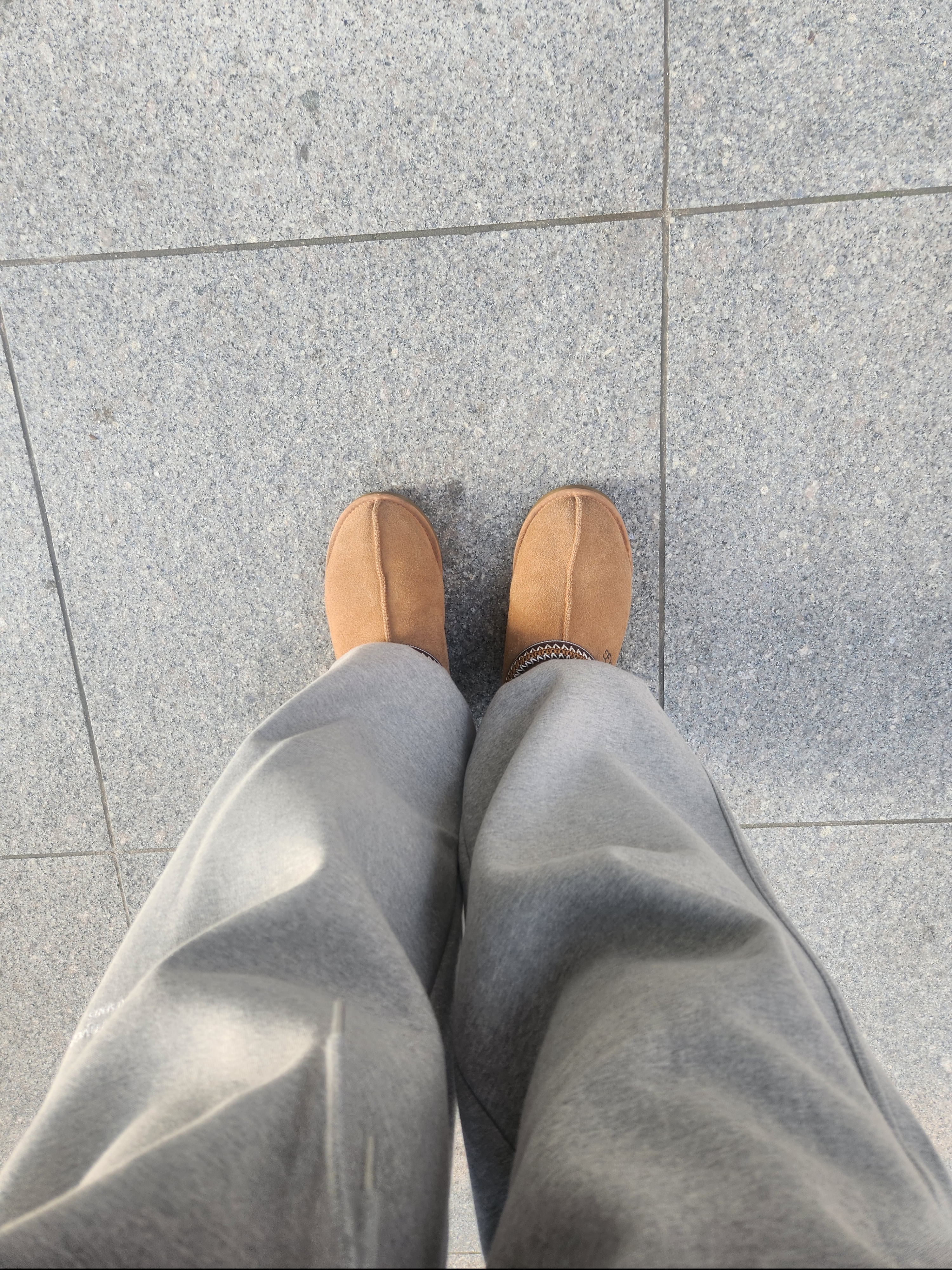 UGG Tasman Slipper Chestnut, Undermycar Mu.03 Anti Fxxking Logo Play Oversized Sweat Jogger Melange Gray 착용 스타일