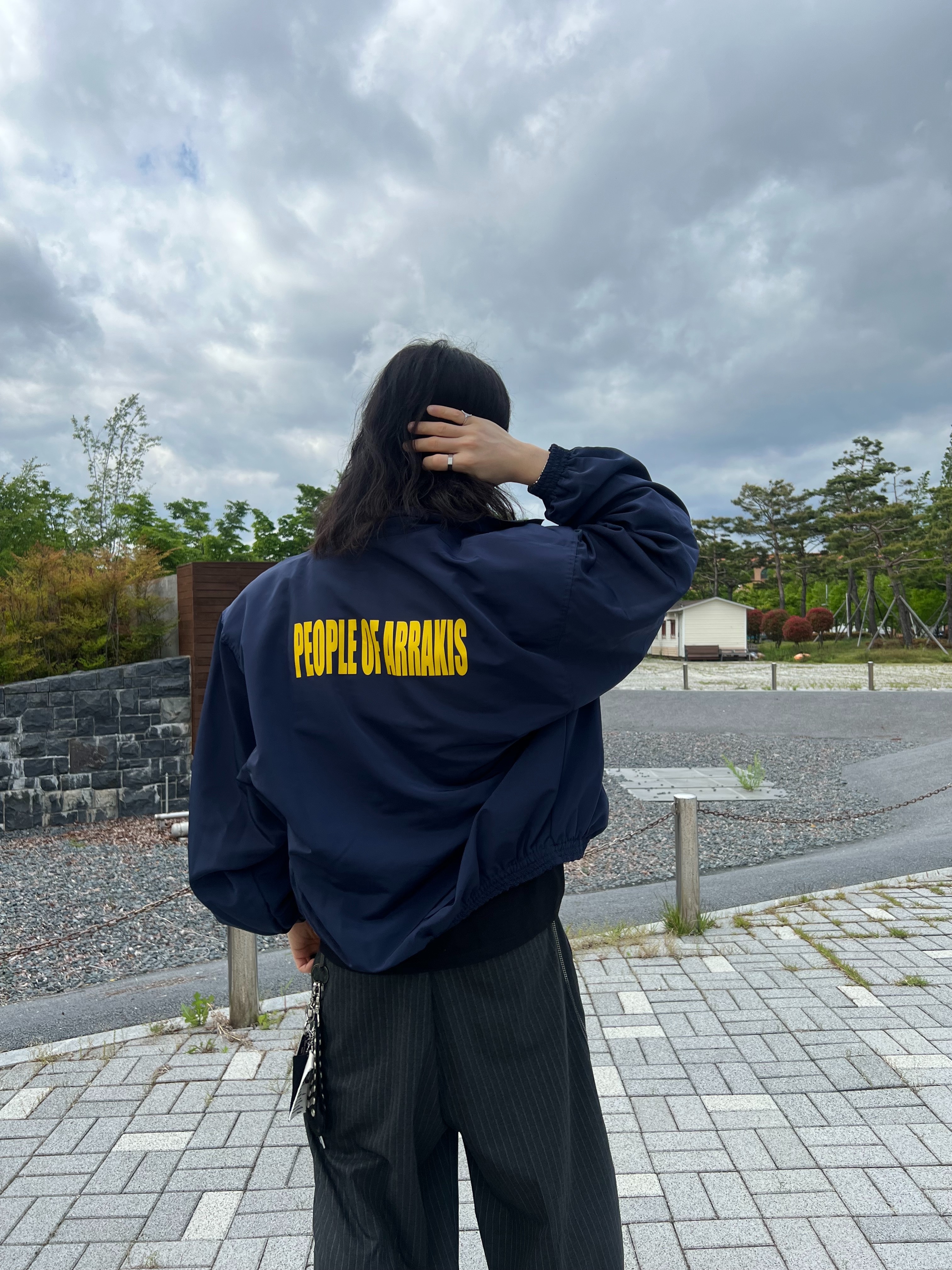 Undermycar Maigan Padded Shoulder Zip-Up Blouson India Ink - 23FW 착용 스타일 - 1
