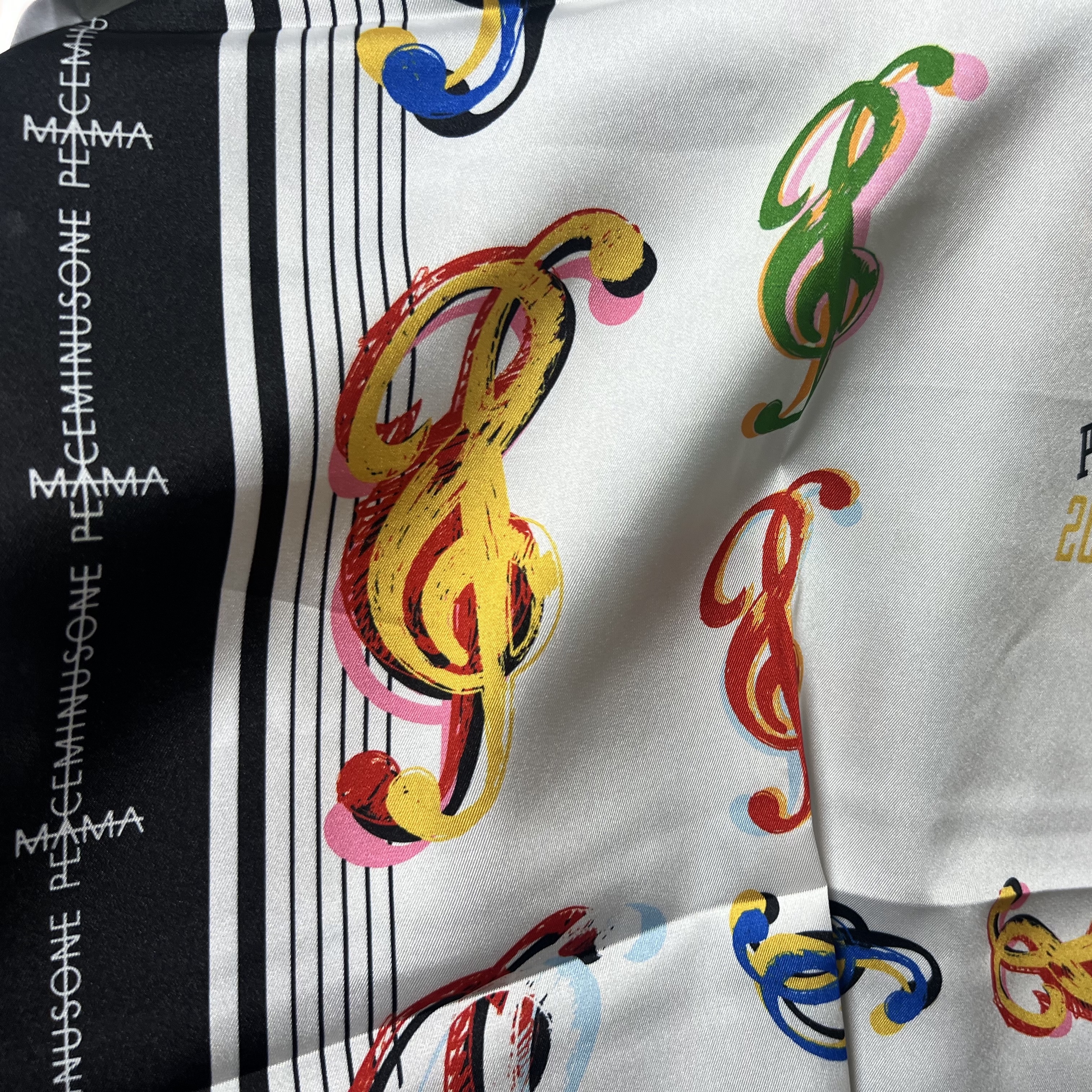 Peaceminusone x 2025 MAMA Awards Peacemamaone Scarf 착용 스타일 - 1