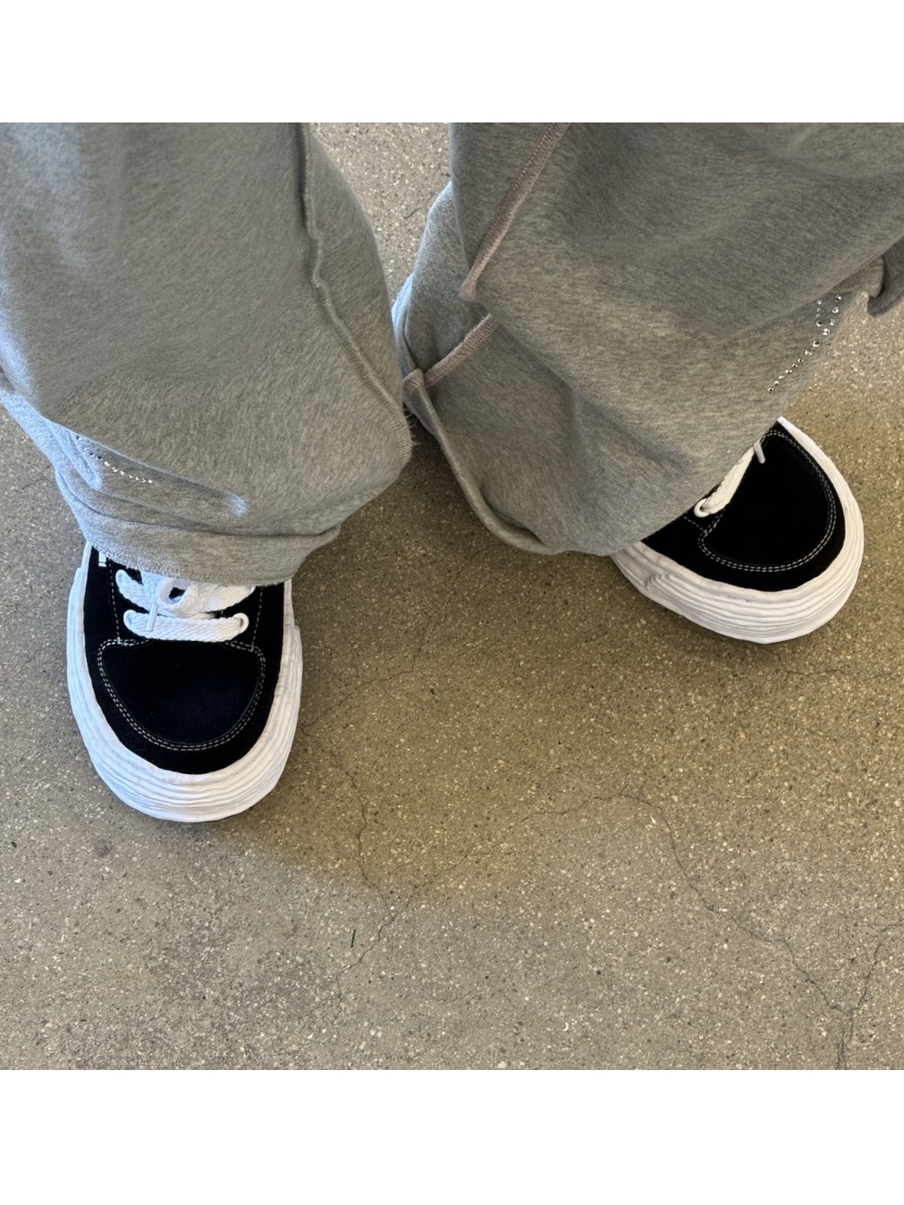 Maison Mihara Yasuhiro Oliver OG Sole Suede Low-top Sneakers Black, Yeezy Gap Engineered By Balenciaga Dove Hoodie Black 착용 스타일 - 2