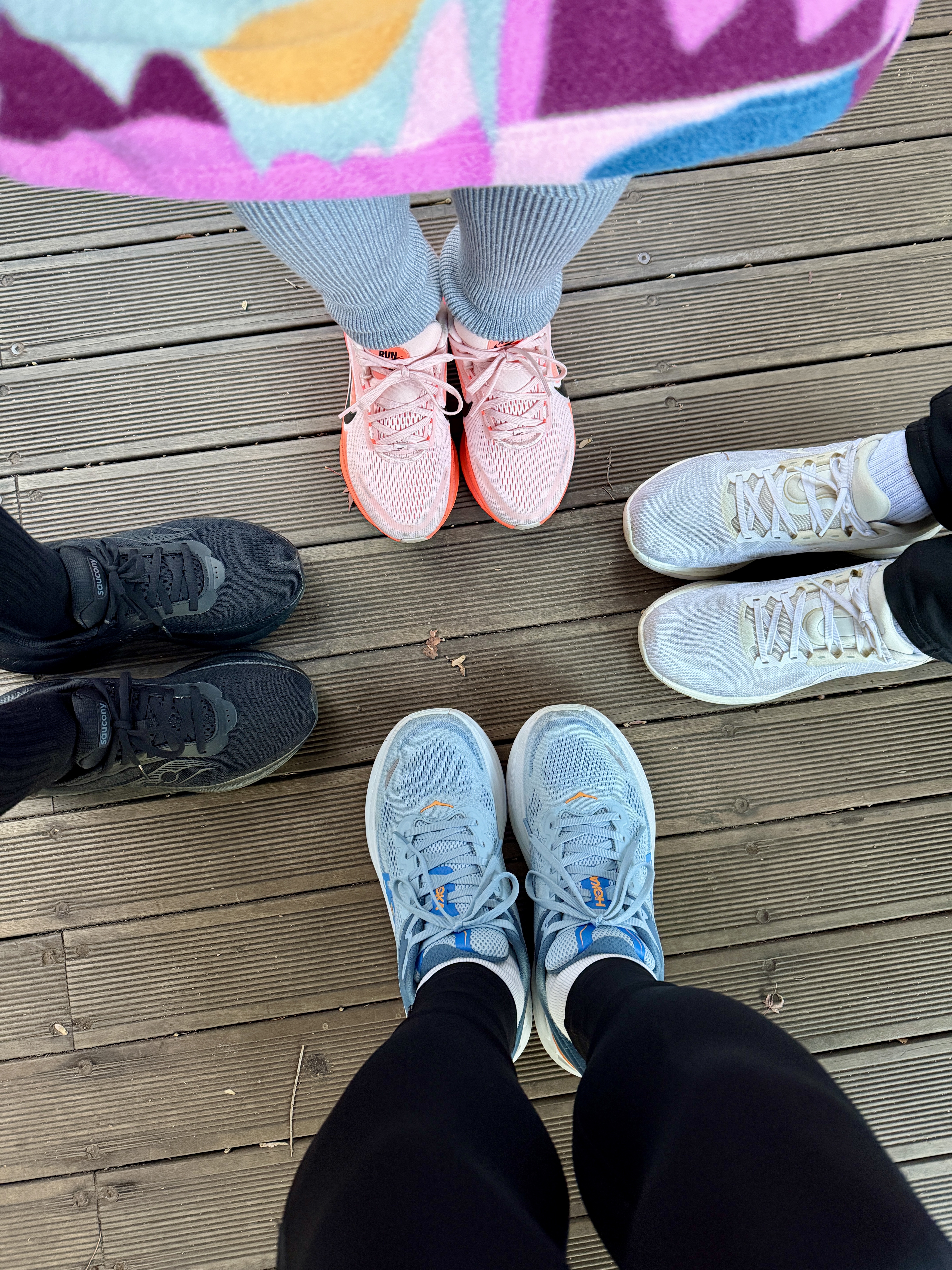 Hoka Bondi 9 Drizzle Downpour - Wide, (W) Nike Vomero 18 Atmosphere Bright Crimson 착용 스타일