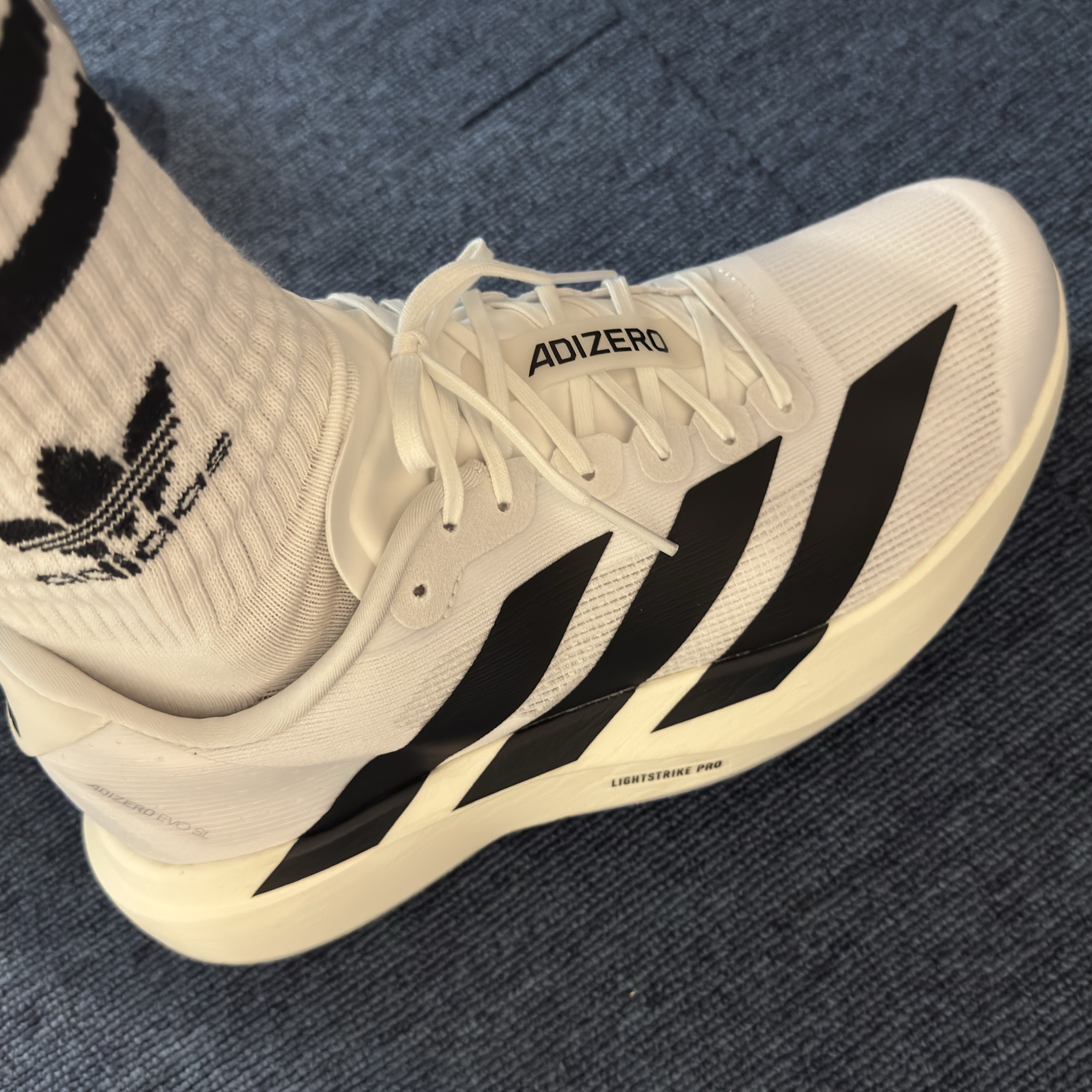 Adidas Adizero EVO SL Cloud White Core Black 착용 스타일