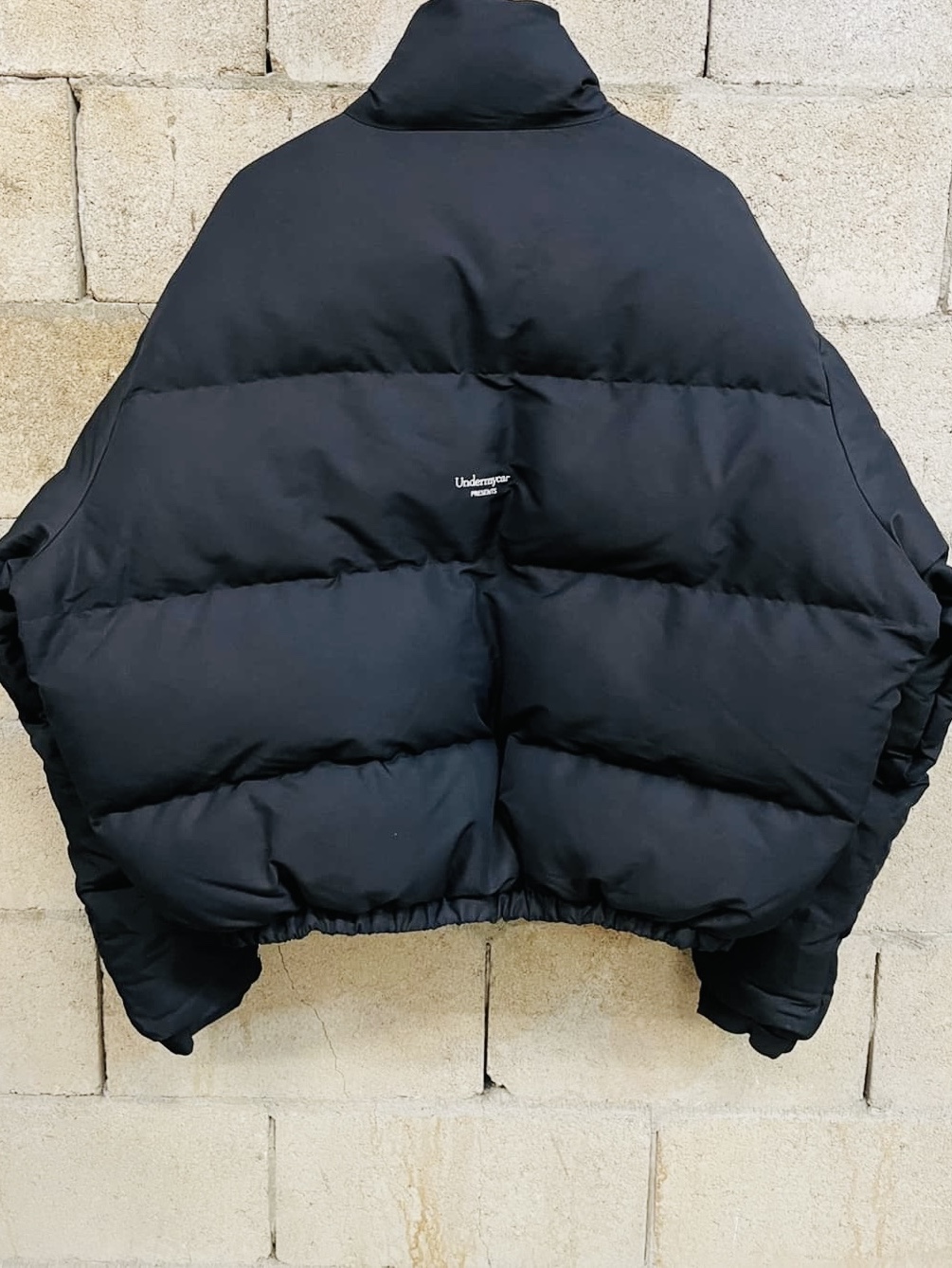 Undermycar Mu.15 Anti Fxxking Logo Play Triple Logo Crop Padding Jacket Black 착용 스타일 - 1