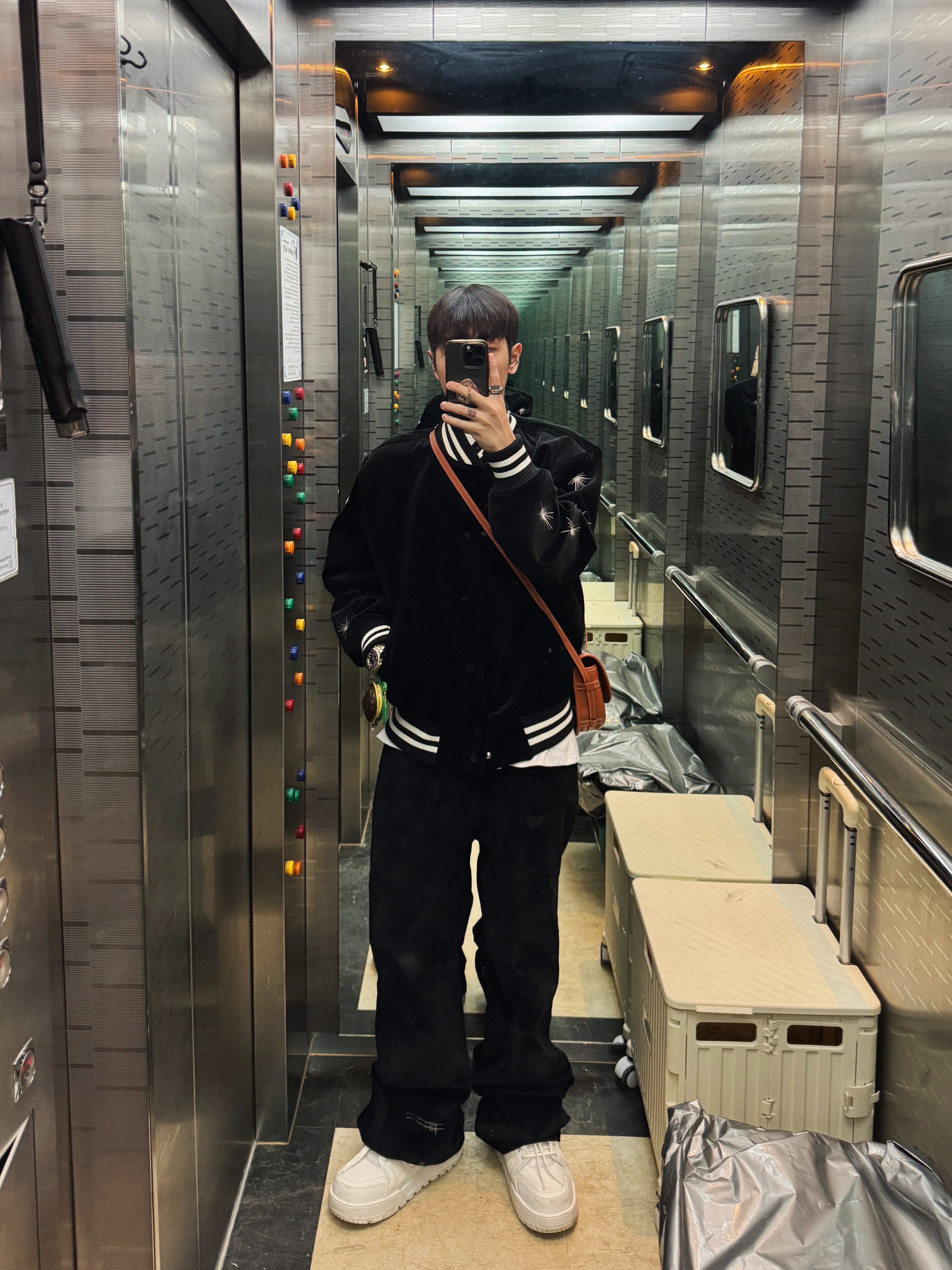 Louis Vuitton LV Trainer Maxi Sneakers White, Louis Vuitton LV Trainer Maxi Sneakers White 착용 스타일 - 1