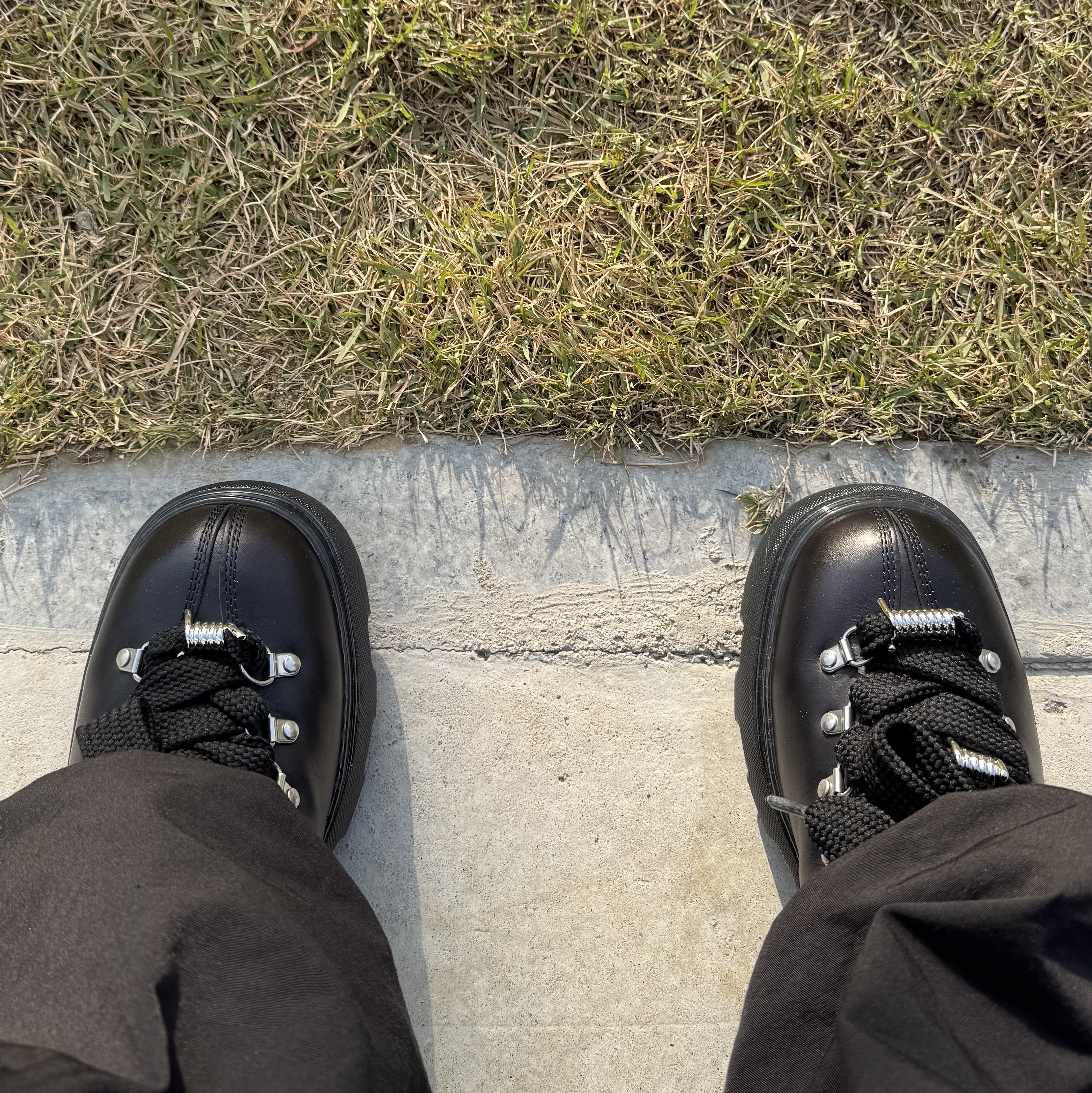 Burberry Leather Trek Boots Black 착용 스타일 - 2