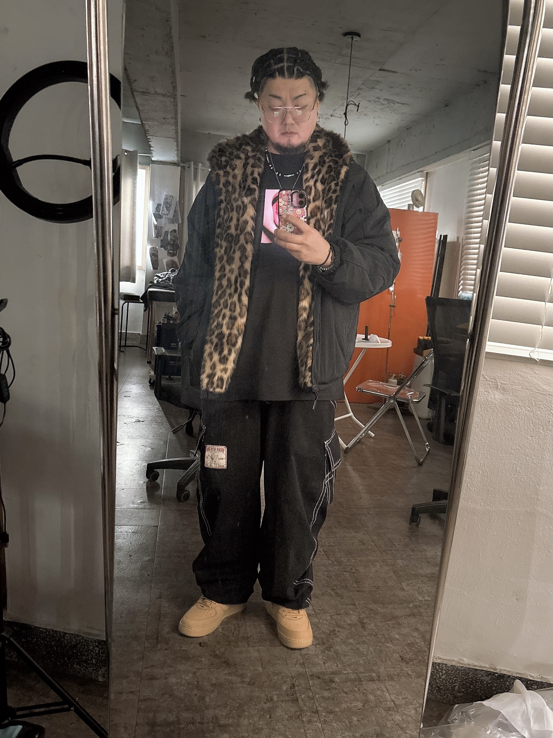 Supreme Faux Fur Reversible Hooded Track Jacket Black - 25SS, Nike Air Force 1 Mid Flax and Outdoor Green 착용 스타일 - 2
