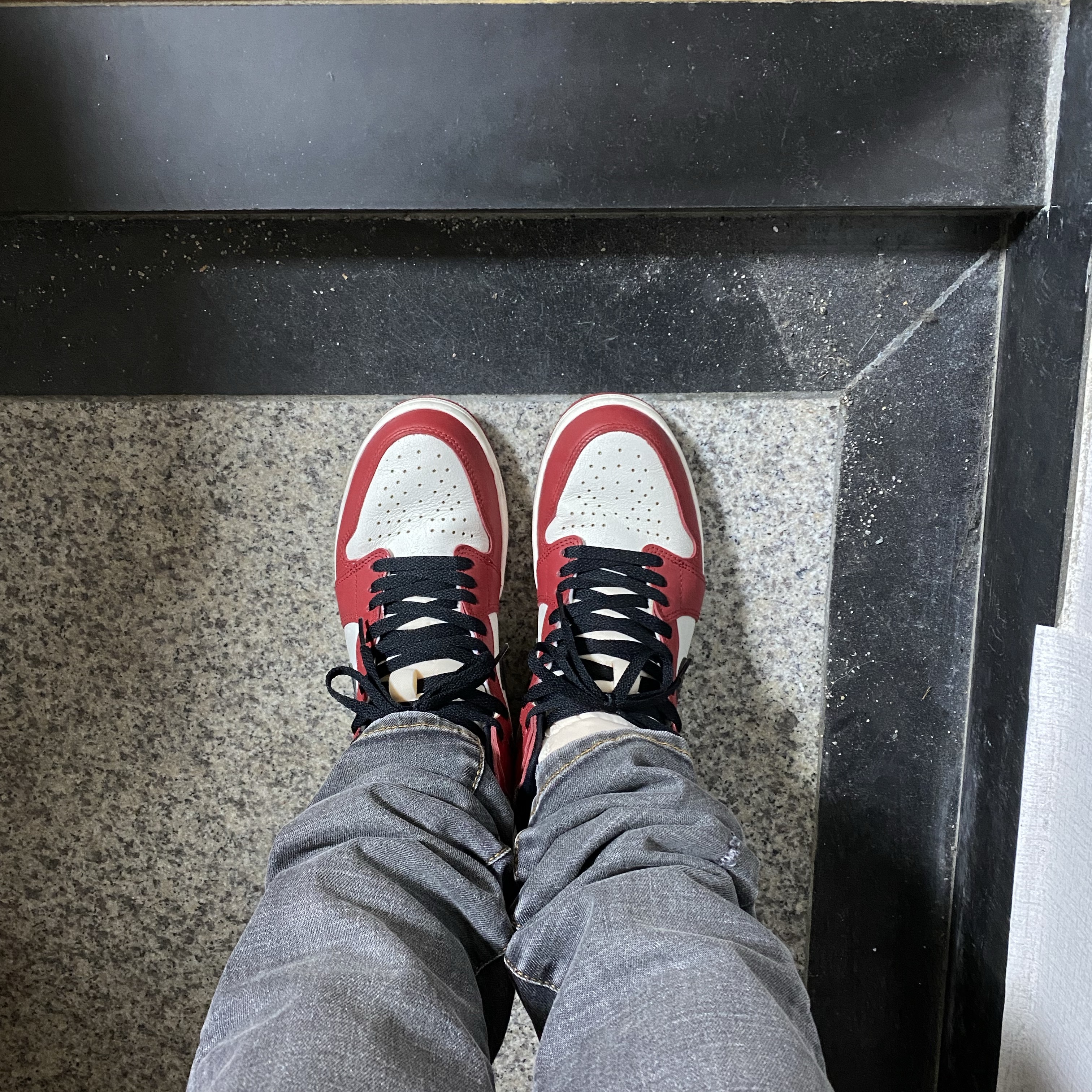 Jordan 1 Retro High OG Chicago 2022, Undermycar Legion.03 Slim Fit Blue Stitch Washed Jeans Washed Gray 착용 스타일