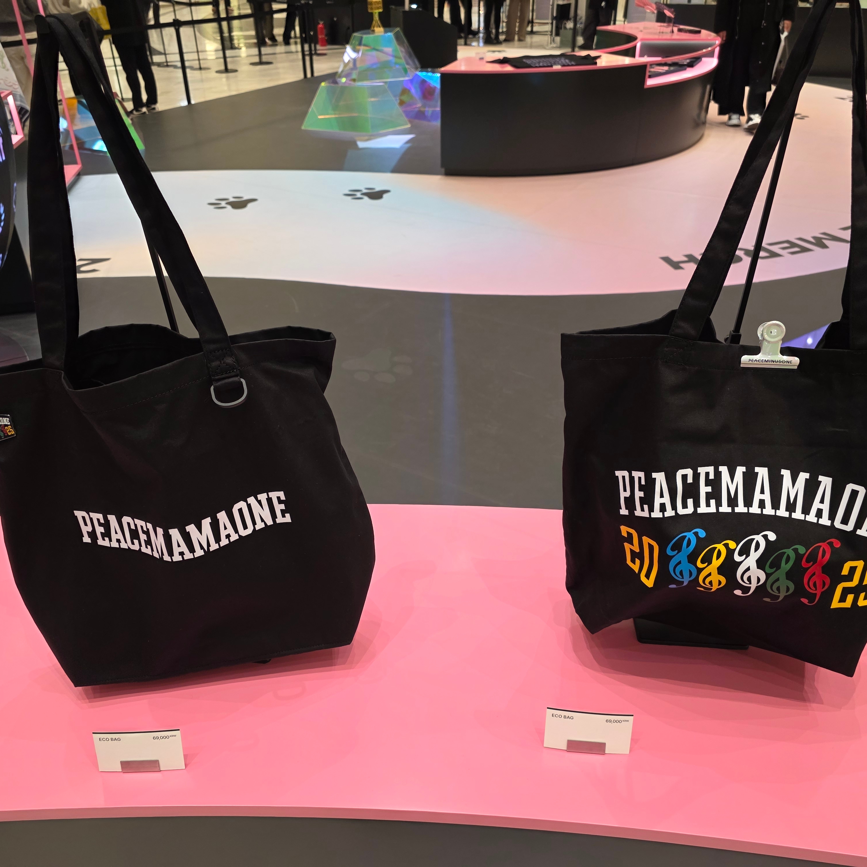 Peaceminusone x 2025 MAMA Awards Peacemamaone Figure Sky Blue, Peaceminusone x 2025 MAMA Awards Peacemamaone Figure Light Pink 착용 스타일 - 8