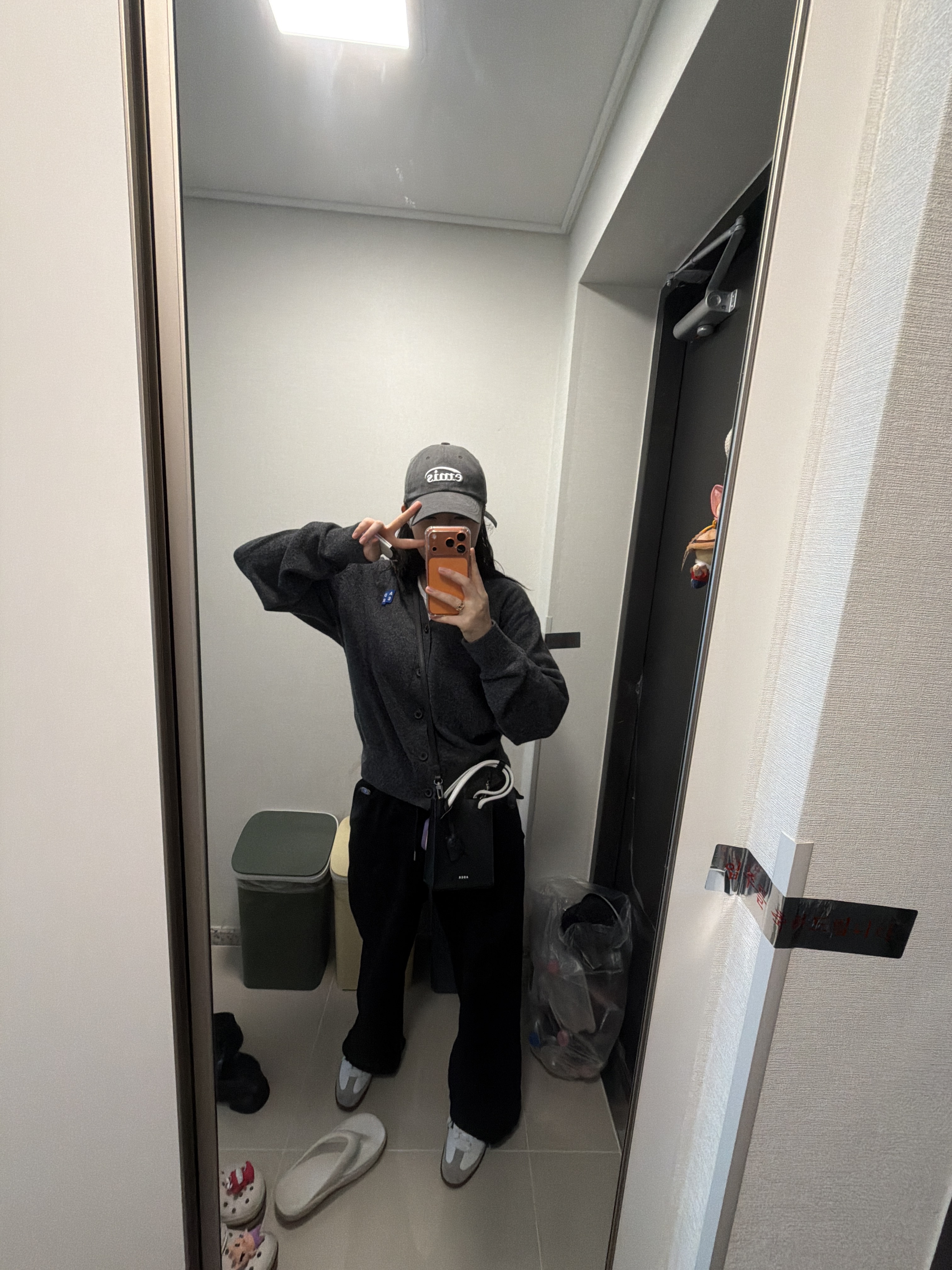 Adidas Samba OG Cloud White, Ader Error Sig; TRS/BL Tag Cardigan 01 Charcoal 착용 스타일 - 1