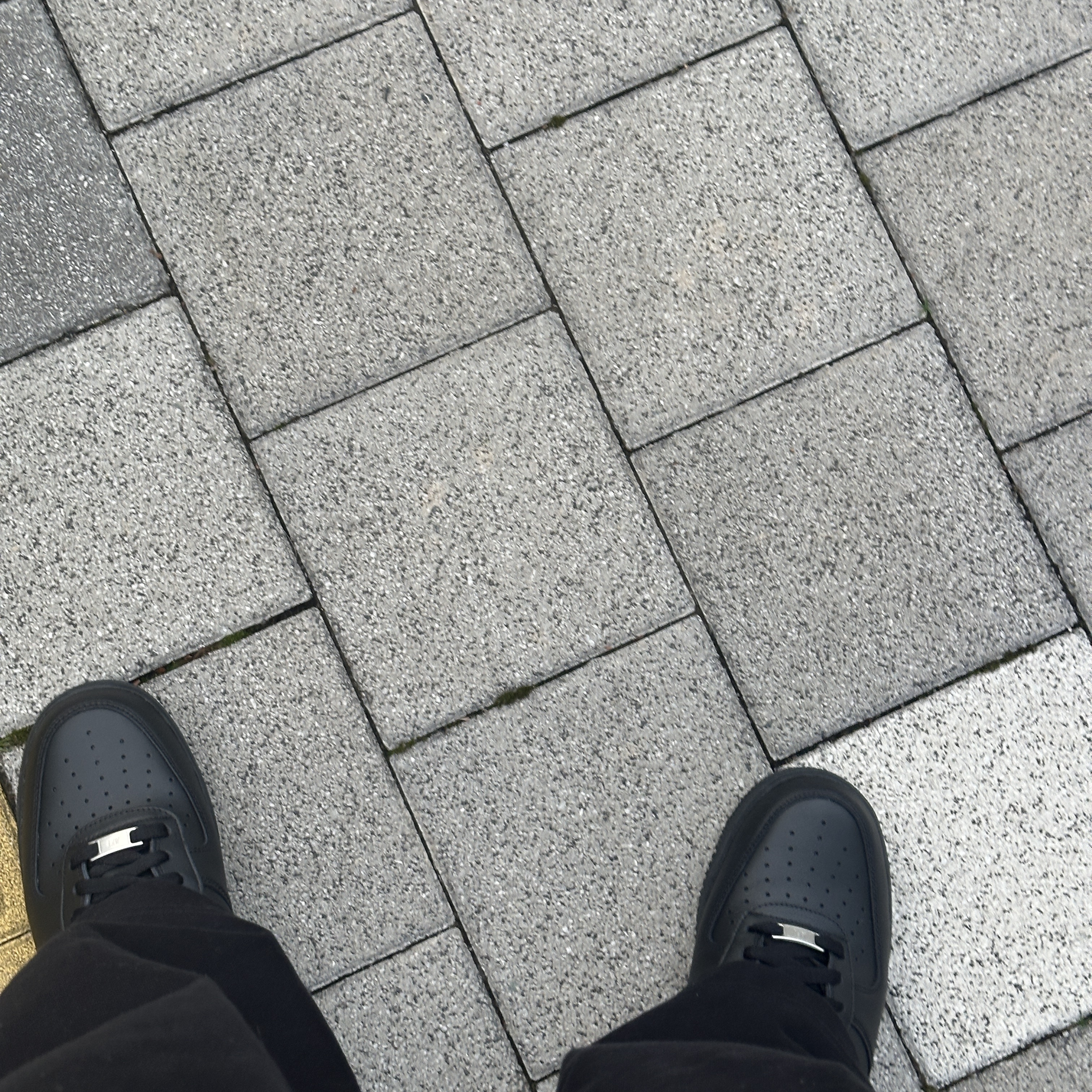 Nike Air Force 1 '07 Low Triple Black 착용 스타일