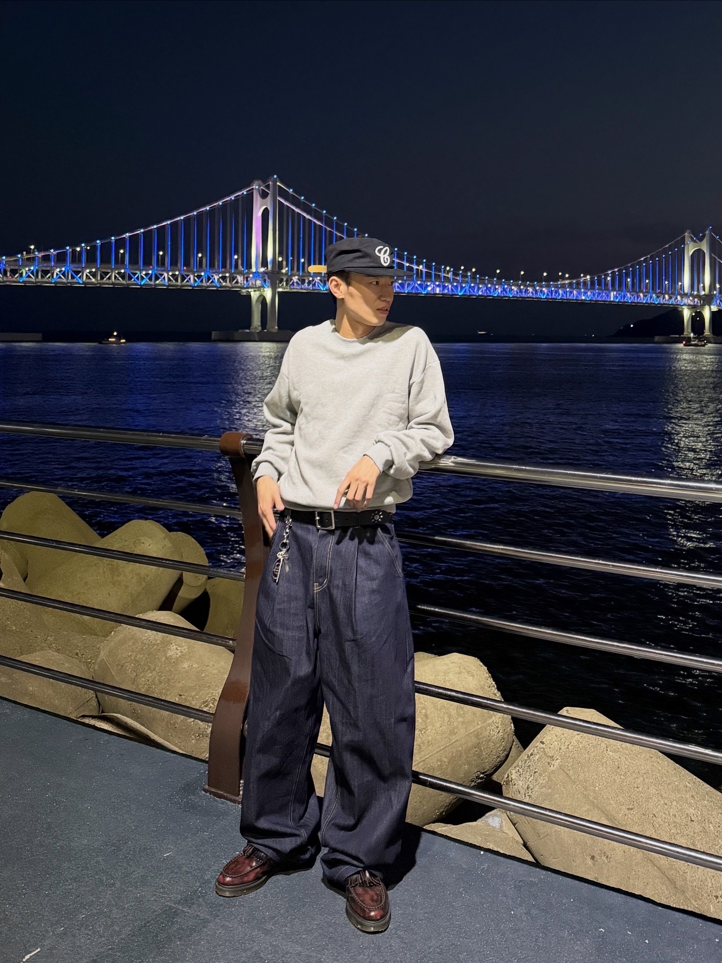 Dr. Martens Adrian Arcadia Leather Loafers Cherry Red 착용 스타일 - 3