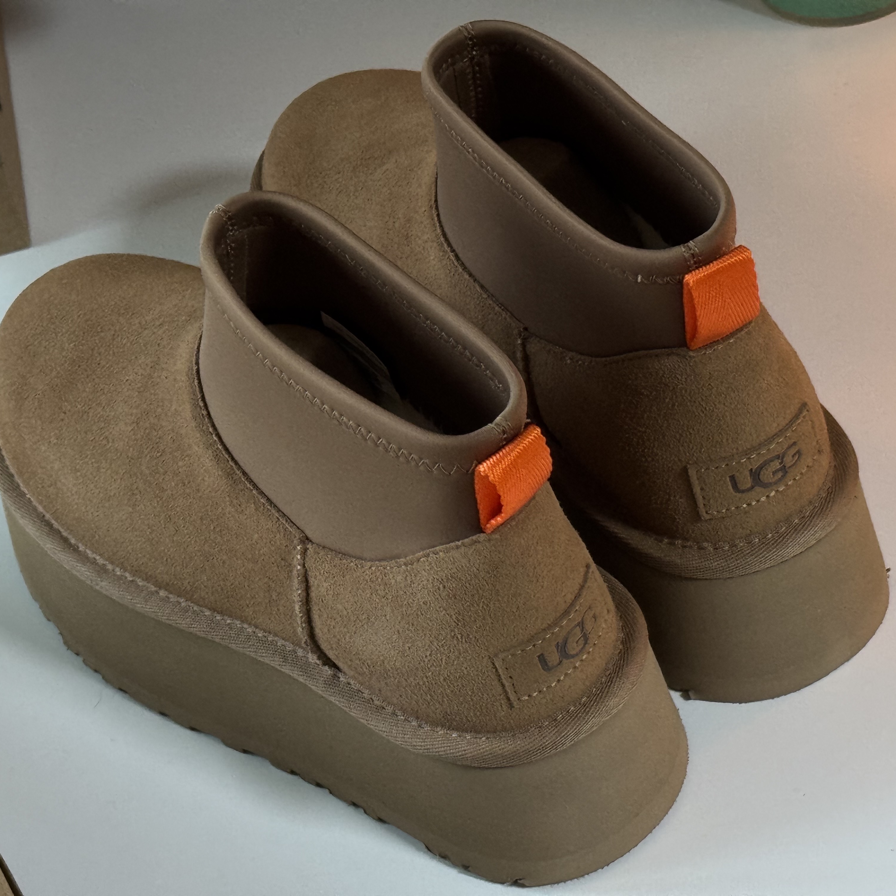 (W) UGG Mini Platform Boots Chestnut, (W) UGG Mini Platform Boots Black 착용 스타일 - 5