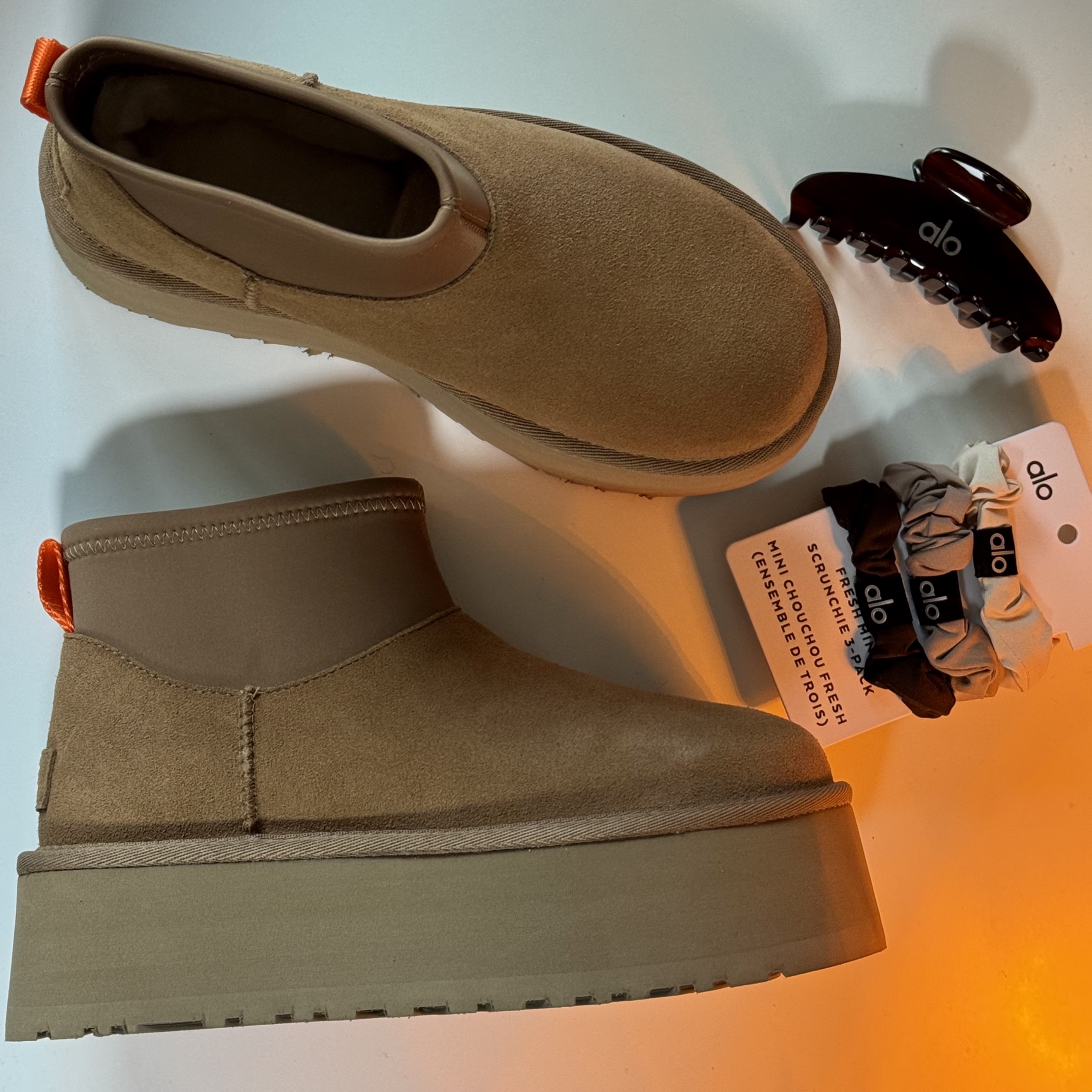 (W) UGG Mini Platform Boots Chestnut, (W) UGG Mini Platform Boots Black 착용 스타일 - 1