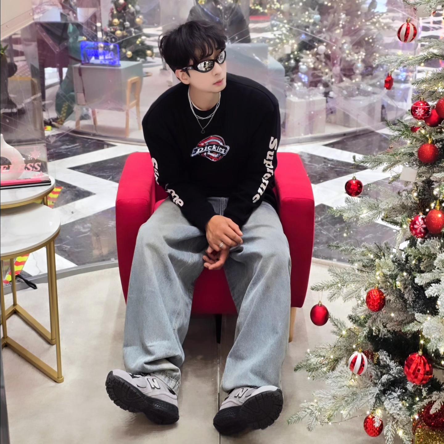 Supreme x Dickies Thermal Black - 25FW, New Balance 2002R Grey Black 착용 스타일 - 2
