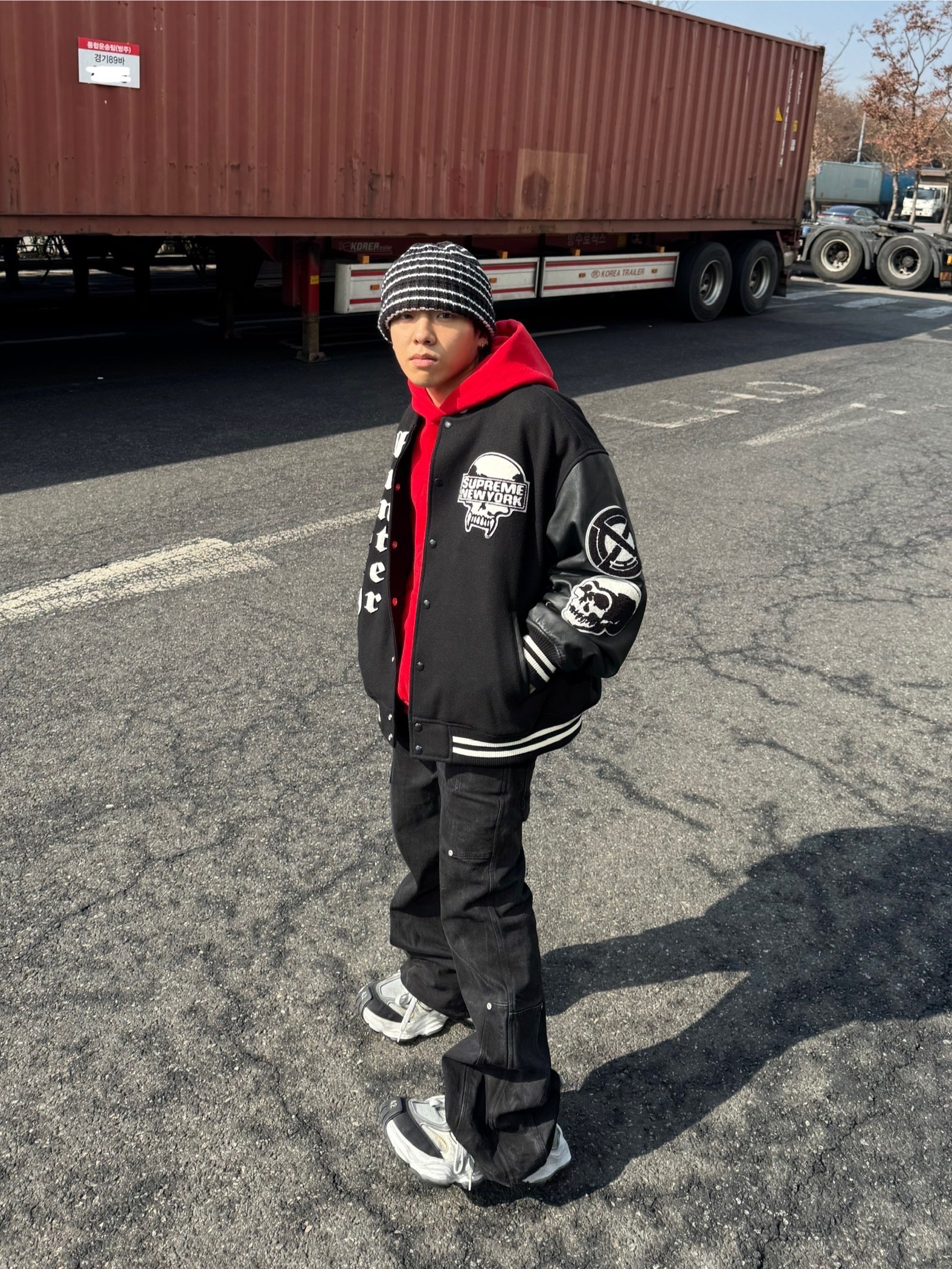 Supreme x Bounty Hunter Varsity Jacket Black - 23FW 착용 스타일 - 6