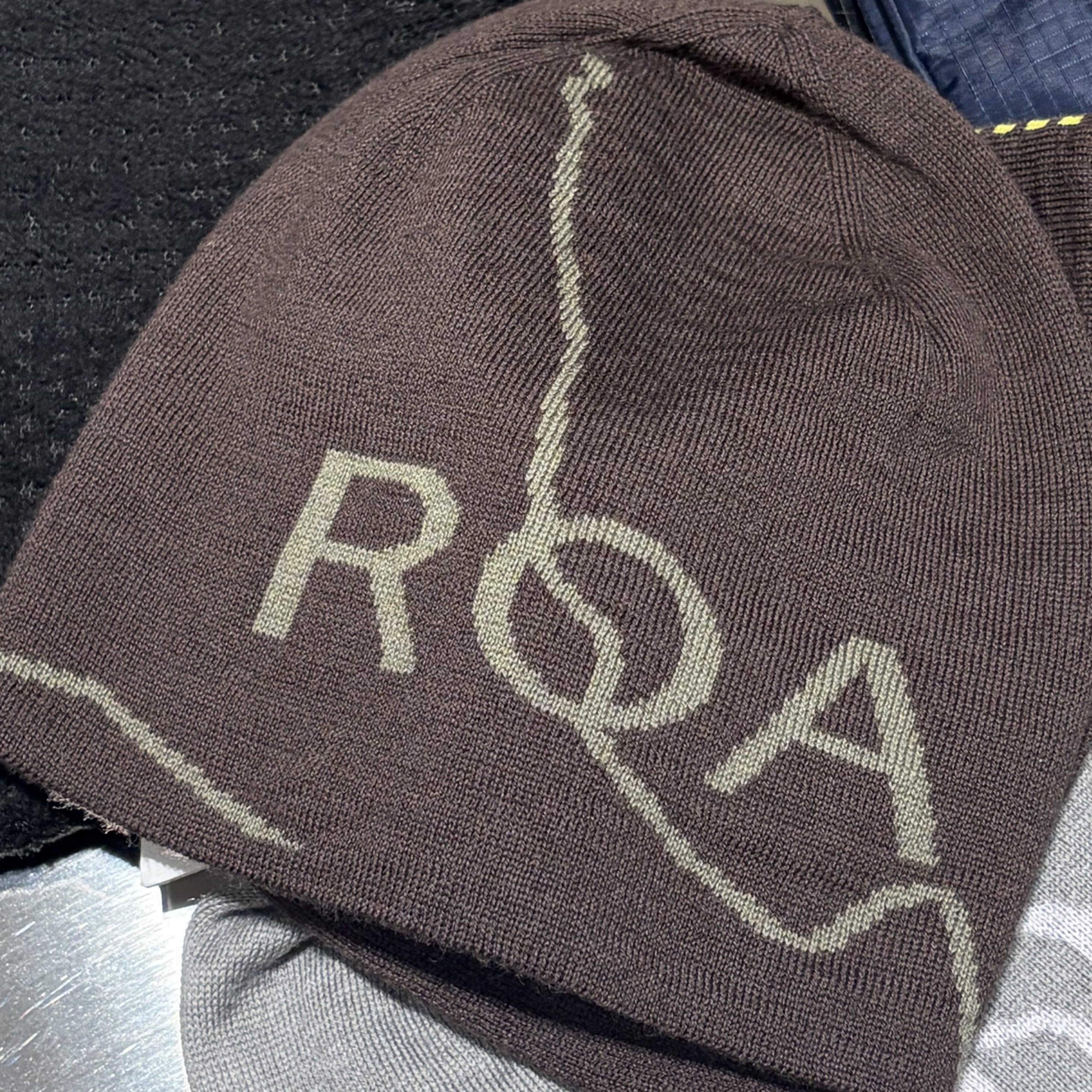 Roa Logo Wool Beanie Dark Brown 착용 스타일