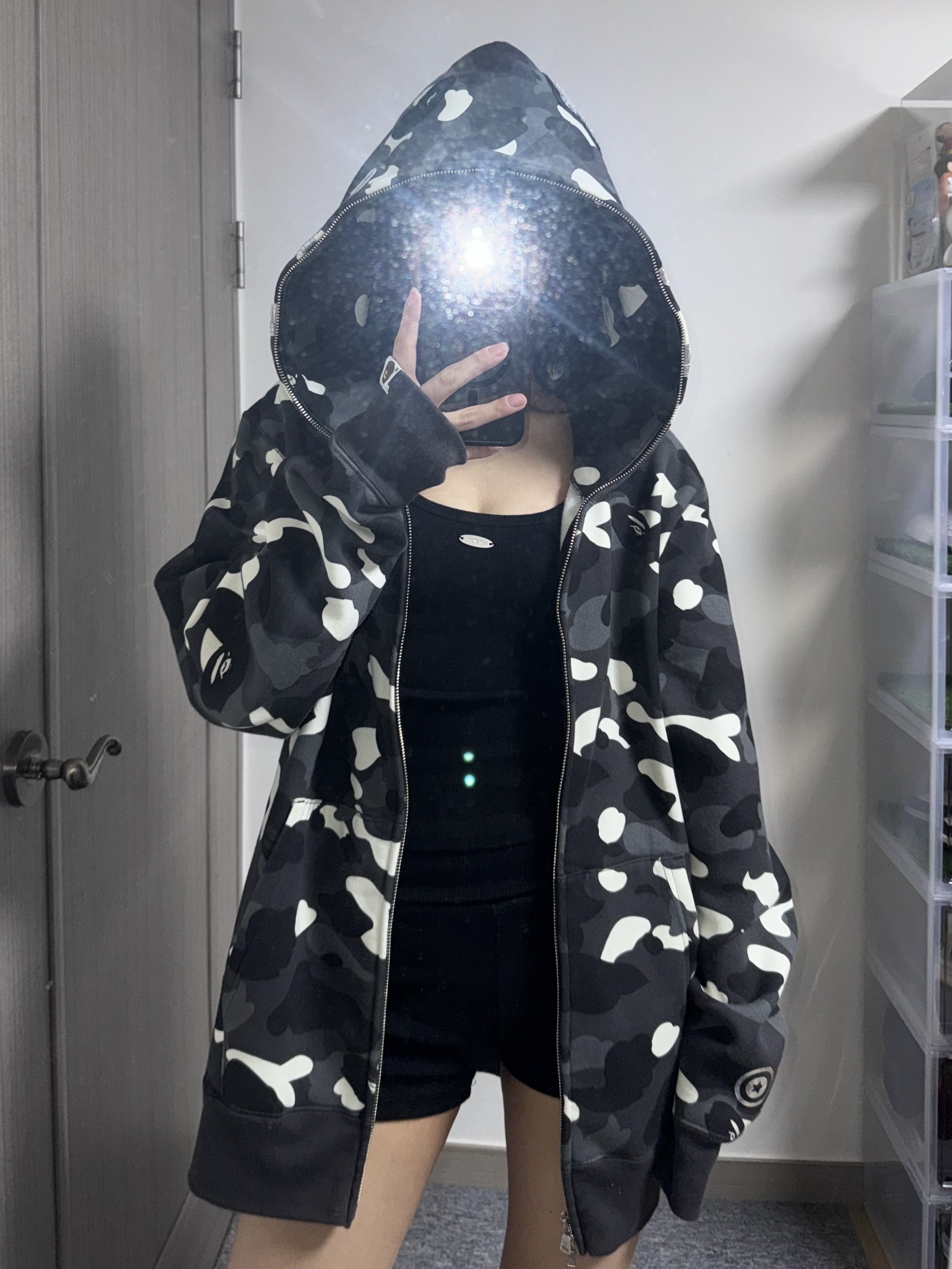 BAPE City Camo Shark Full Zip Hoodie Black 착용 스타일 - 2
