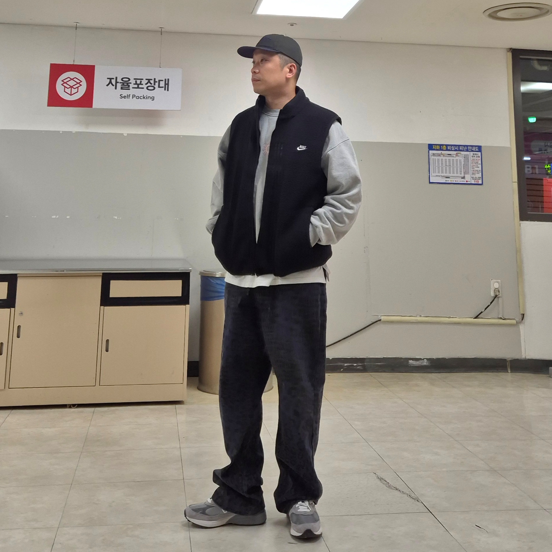 New Balance 993 Made in USA Grey - D Standard, Nike Club Fleece+ Winterized Vest Black - Asia 착용 스타일 - 1