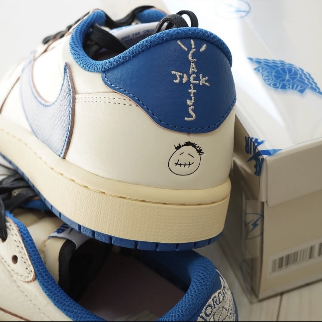 Jordan 1 x Travis Scott x Fragment Retro Low OG SP Sail Military Blue 착용 스타일 - 2