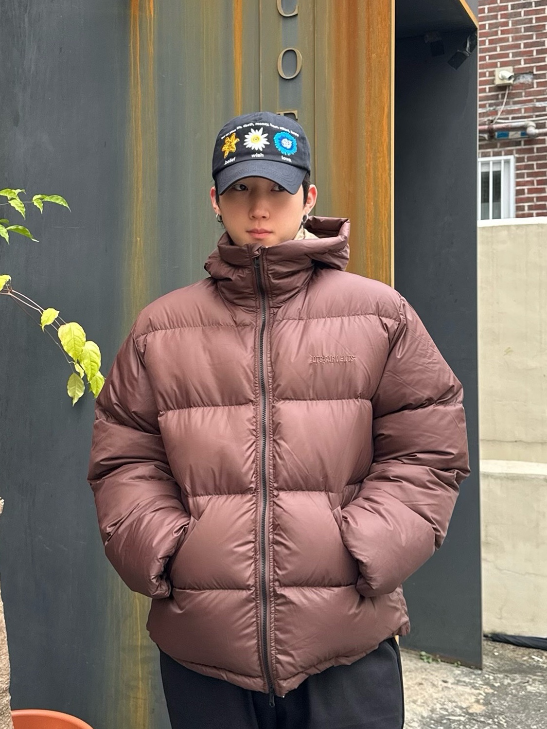 QT8 GARMENTS Duck Down Heavyweight Hoodie Jacket Brown 착용 스타일 - 2