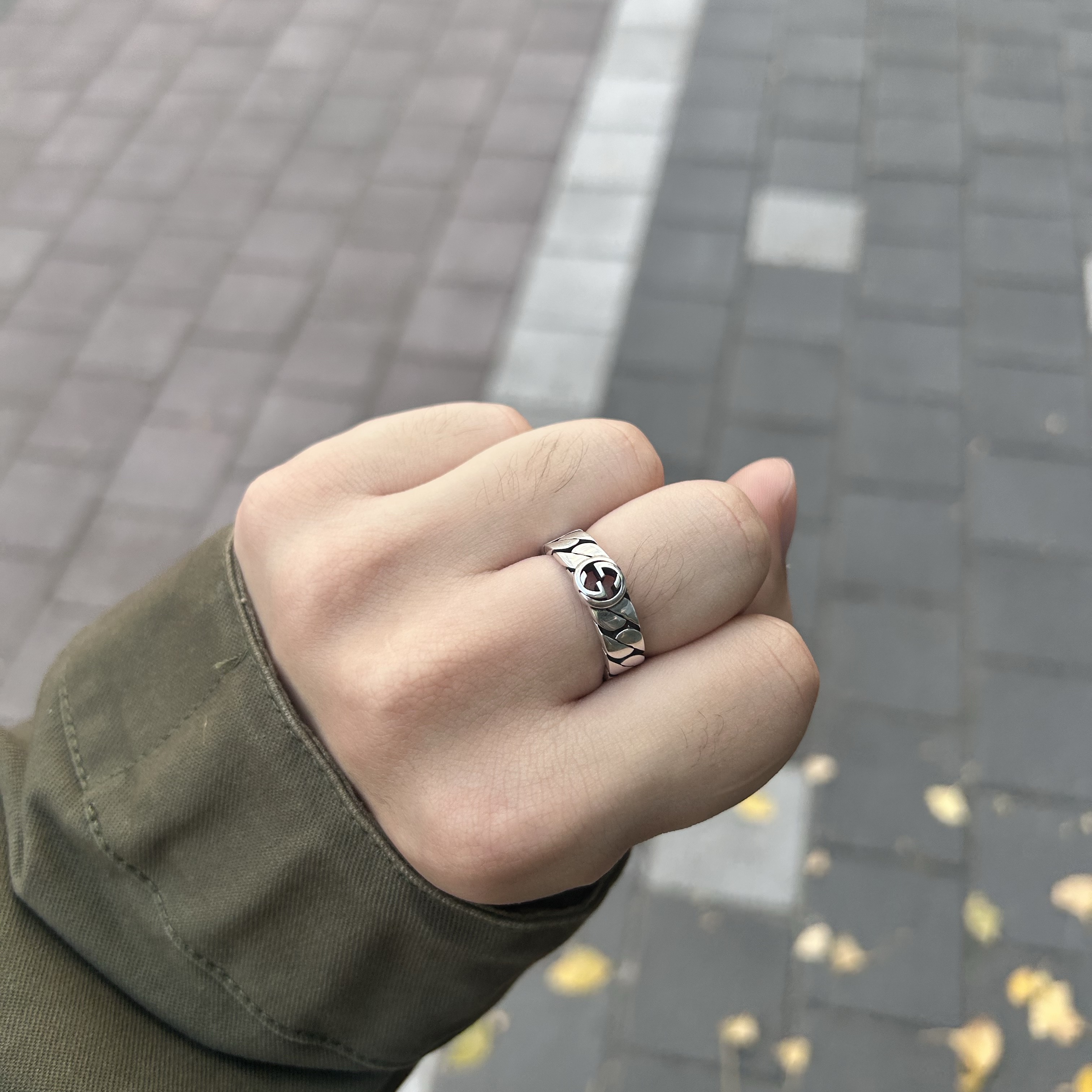 Gucci Wide Ring With Interlocking G Silver 착용 스타일 - 2