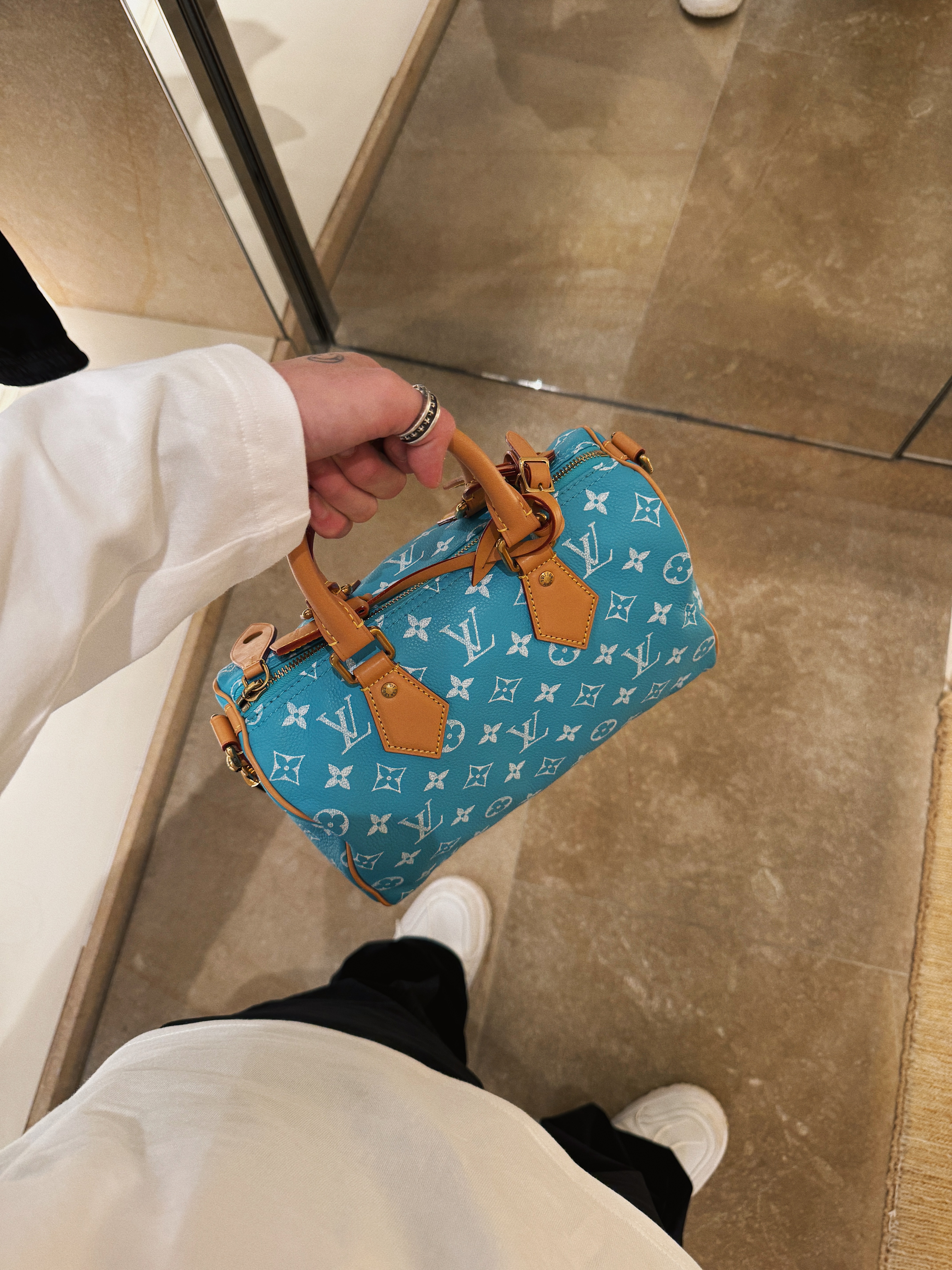 Louis Vuitton Speedy P9 Bandouliere 25 Monogram Turquoise, Louis Vuitton Speedy P9 Bandouliere 40 Monogram Turquoise 착용 스타일 - 2