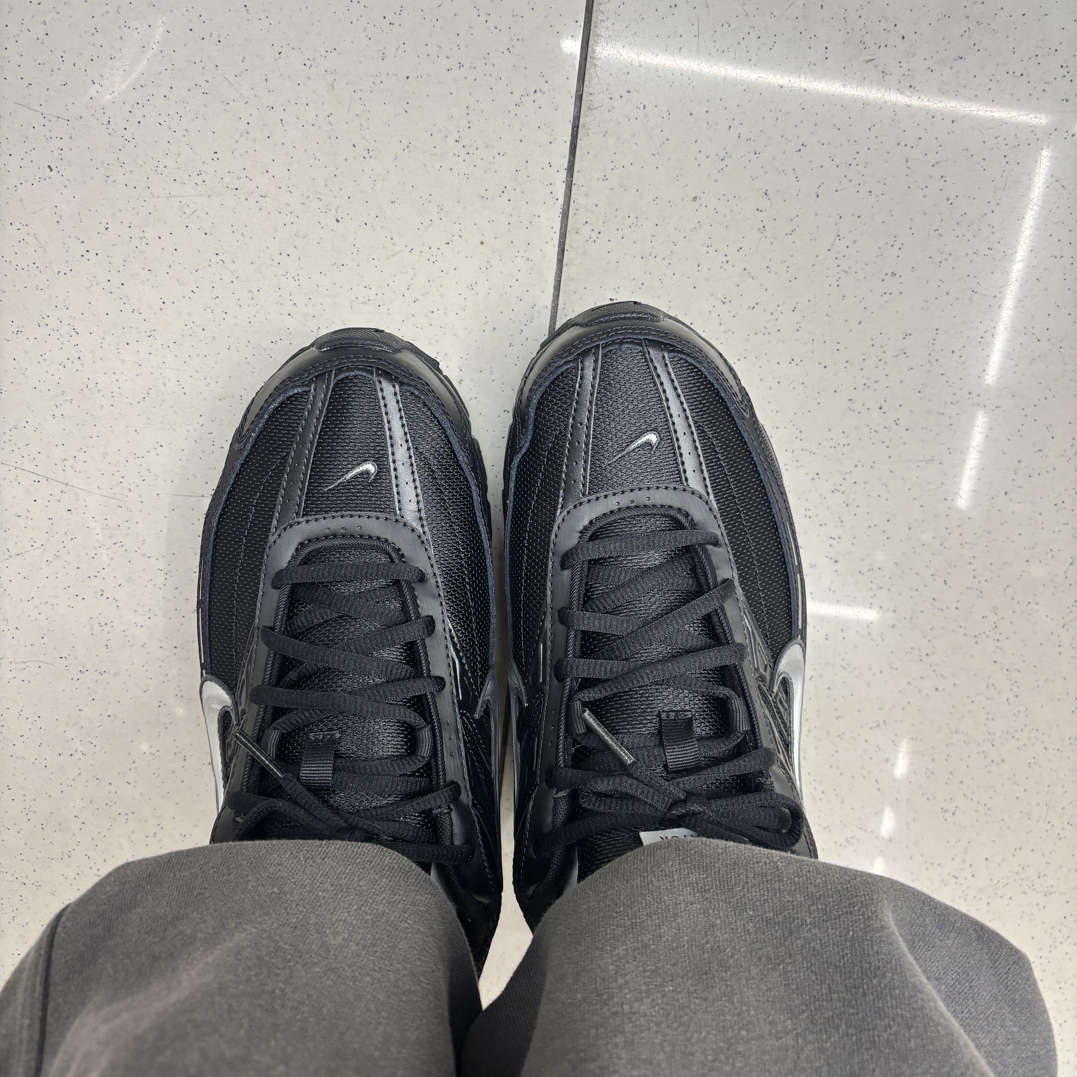 Nike Initiator Black Metallic Silver 착용 스타일