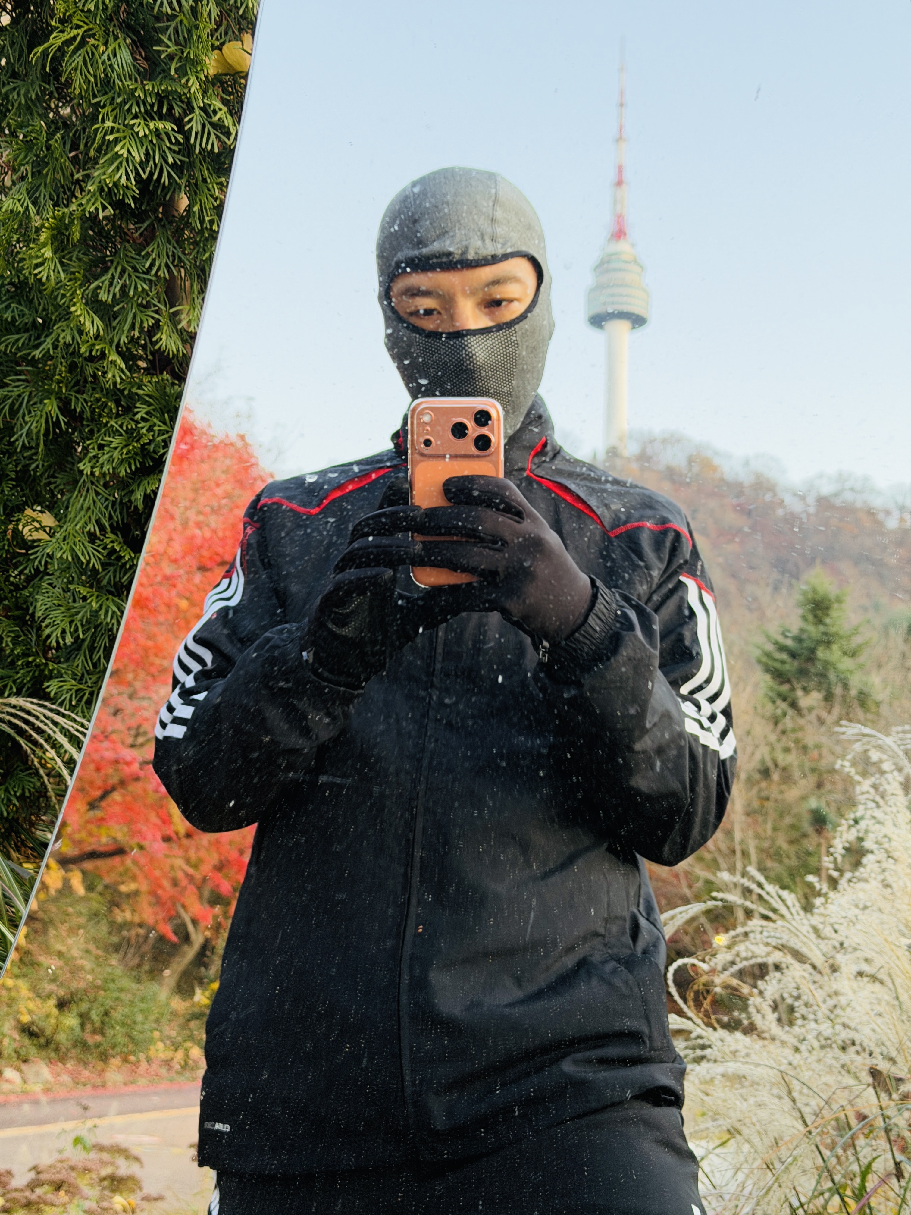 Nike ACG Dri-Fit Balaclava Anthracite Summit White, Apple iPhone 17 Pro 1TB Cosmic Orange 착용 스타일 - 1