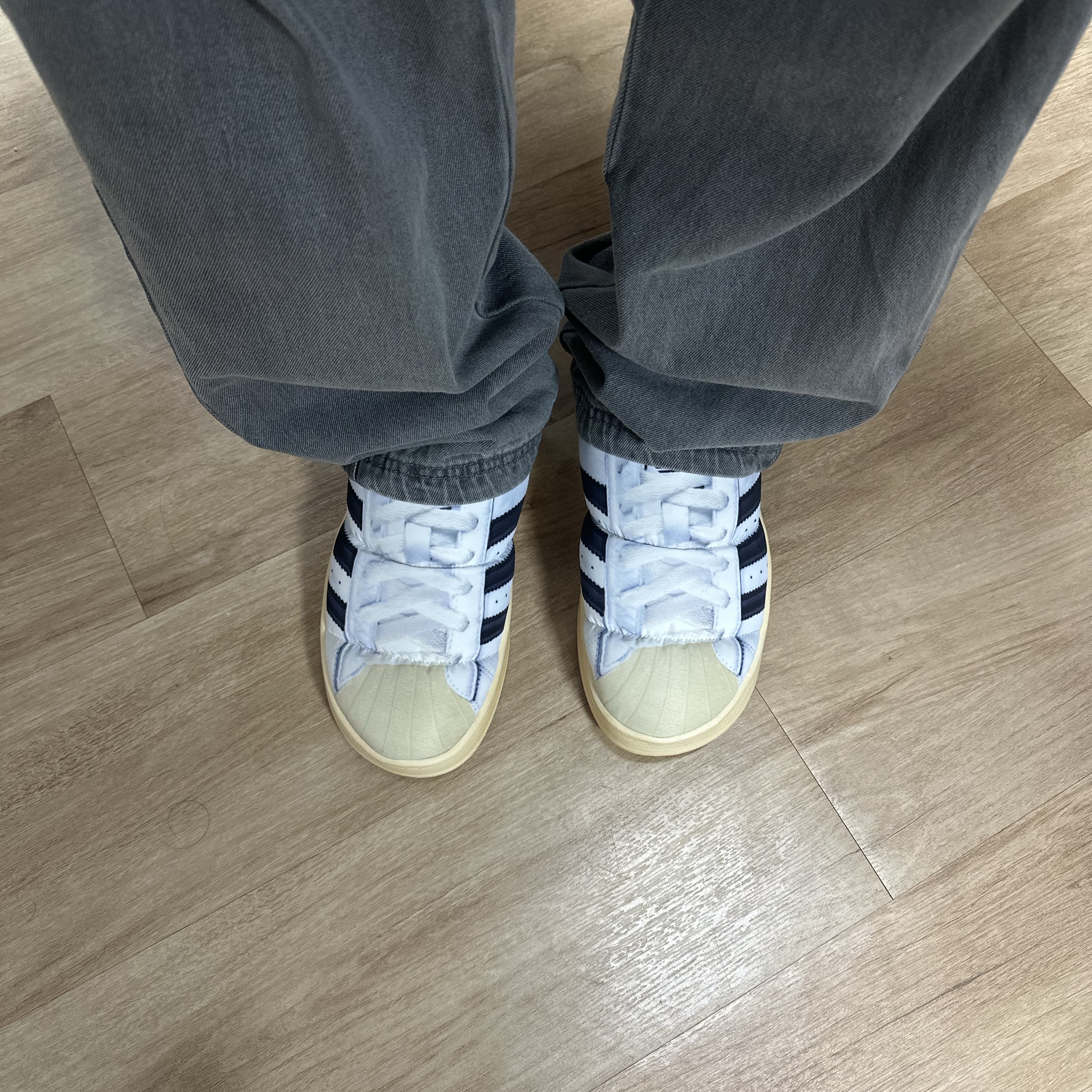 Adidas Puffylette Superstar Cloud White 착용 스타일