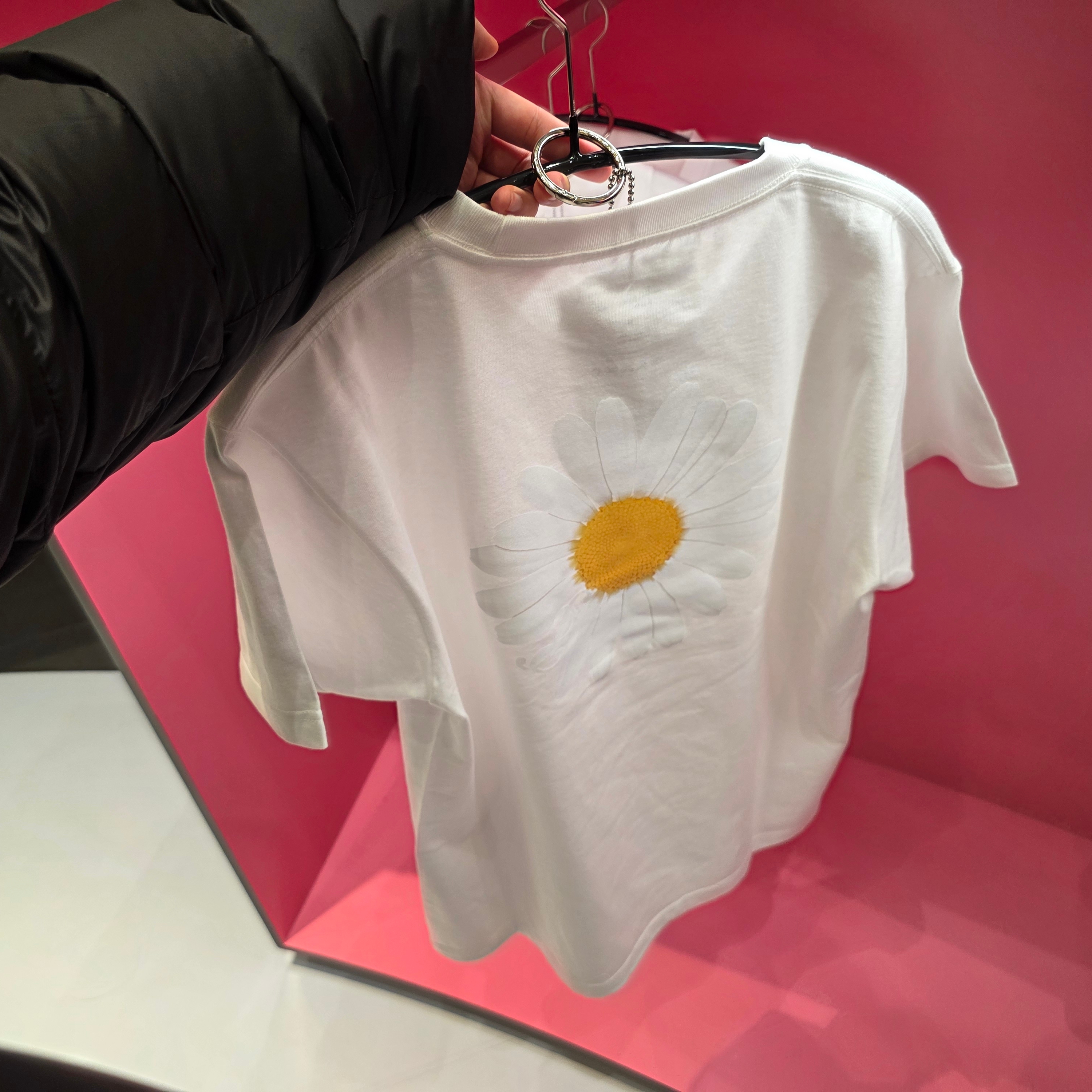 Peaceminusone x 2025 MAMA Awards Peacemamaone Figure Sky Blue, Peaceminusone x 2025 MAMA Awards Peacemamaone Figure Light Pink 착용 스타일 - 9